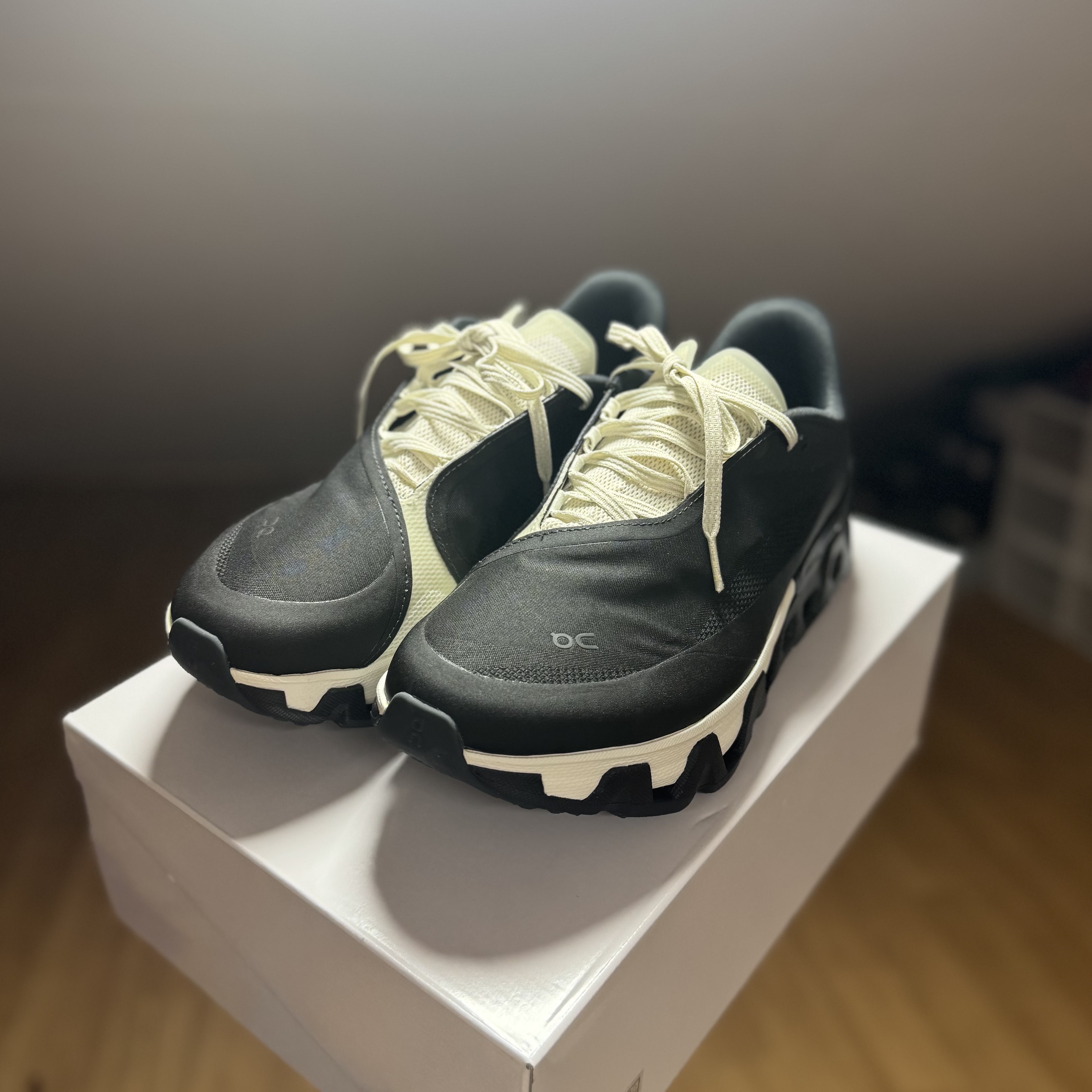 On Running x Post Archive Faction (Paf) Cloudmonster Hyper Black 착용 스타일 - 2