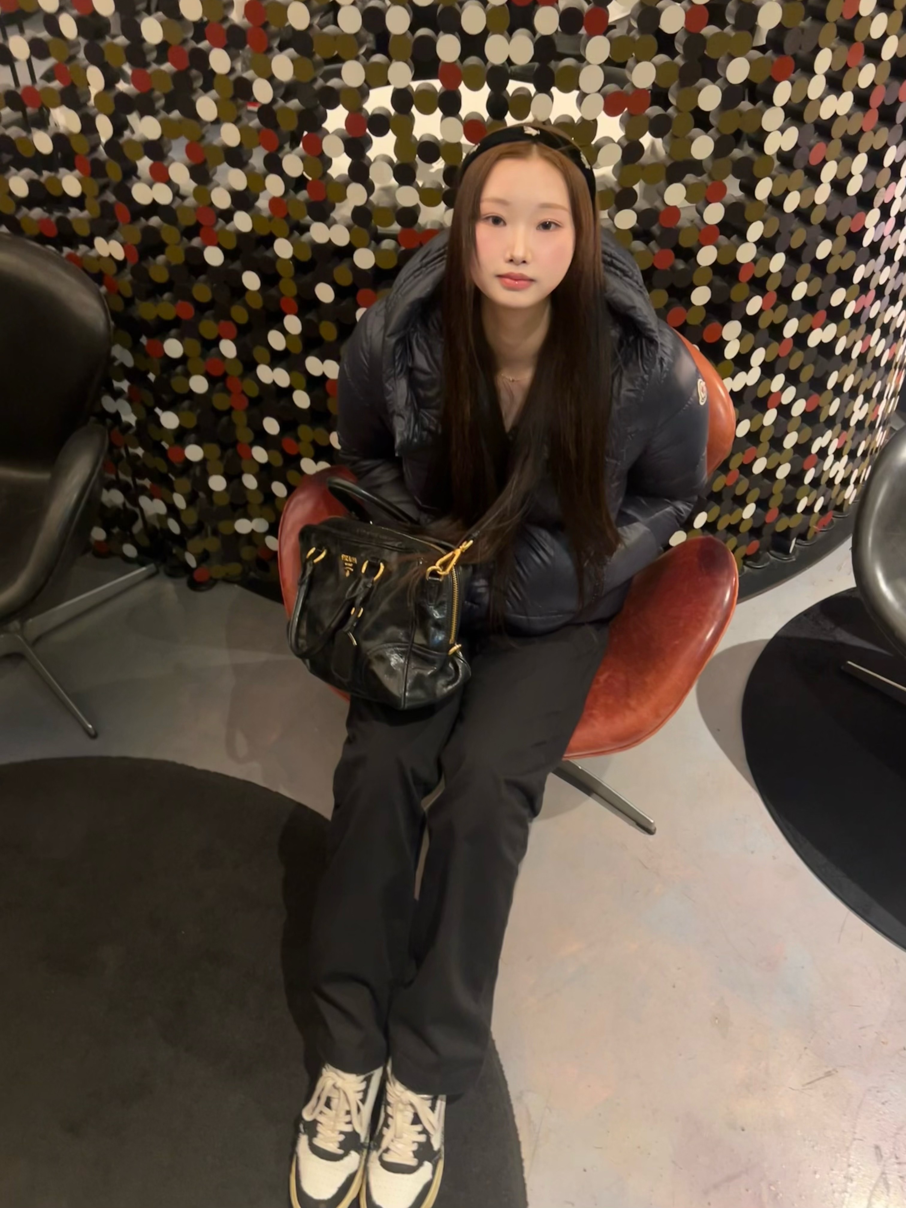 Autry Medalist Low Leather Sneakers Black White, NUMBERING #5738 Gradient Triple Pipe Pendant Necklace Silver 착용 스타일 - 2