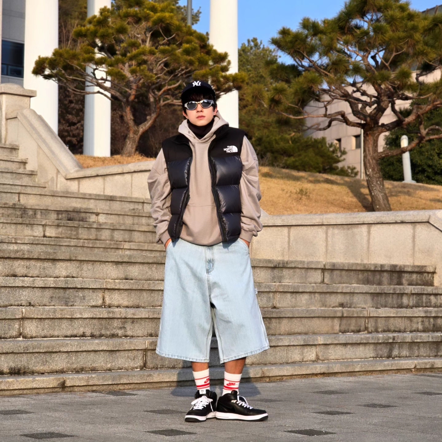 New Era 59Fifty MLB Authentic New York Yankees Game Navy, Nike NSW Everyday Essential Crew Socks White University Red (3 Pack/Korean Ver.) 착용 스타일 - 1
