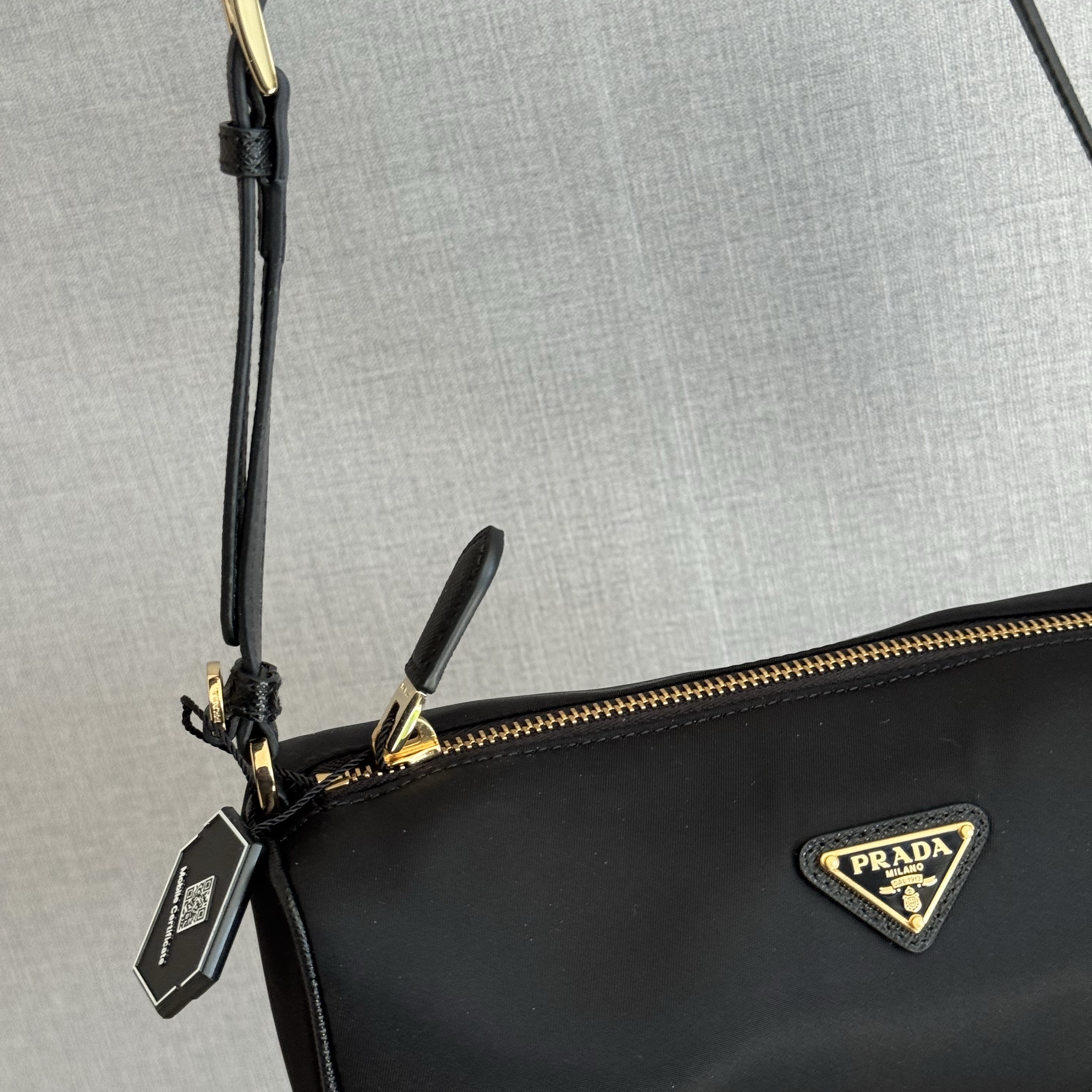 Prada Re-Nylon Pouch Black 착용 스타일