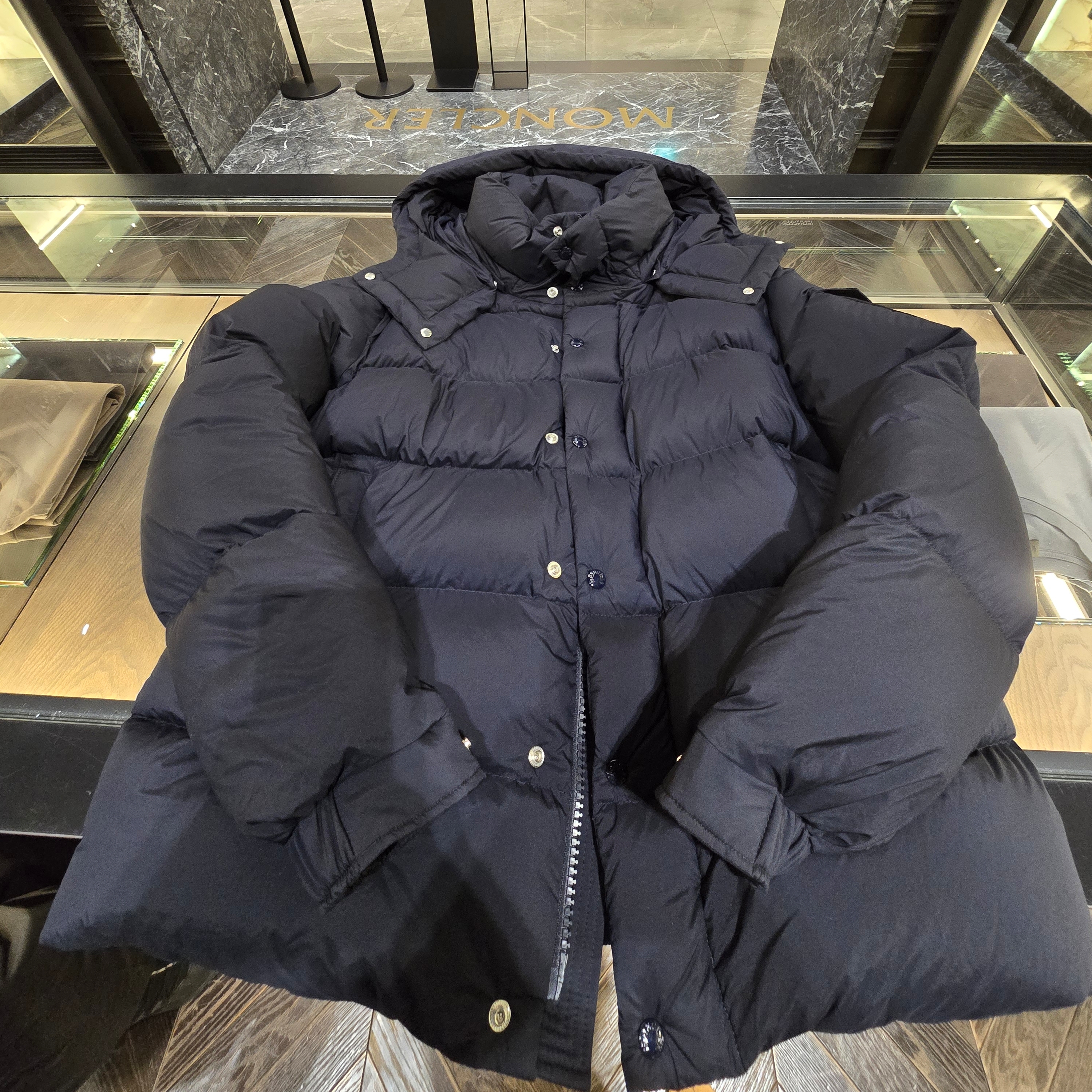 Moncler Maya 70 Hooded Short Down Jacket Night Blue - 25FW 착용 스타일 - 1