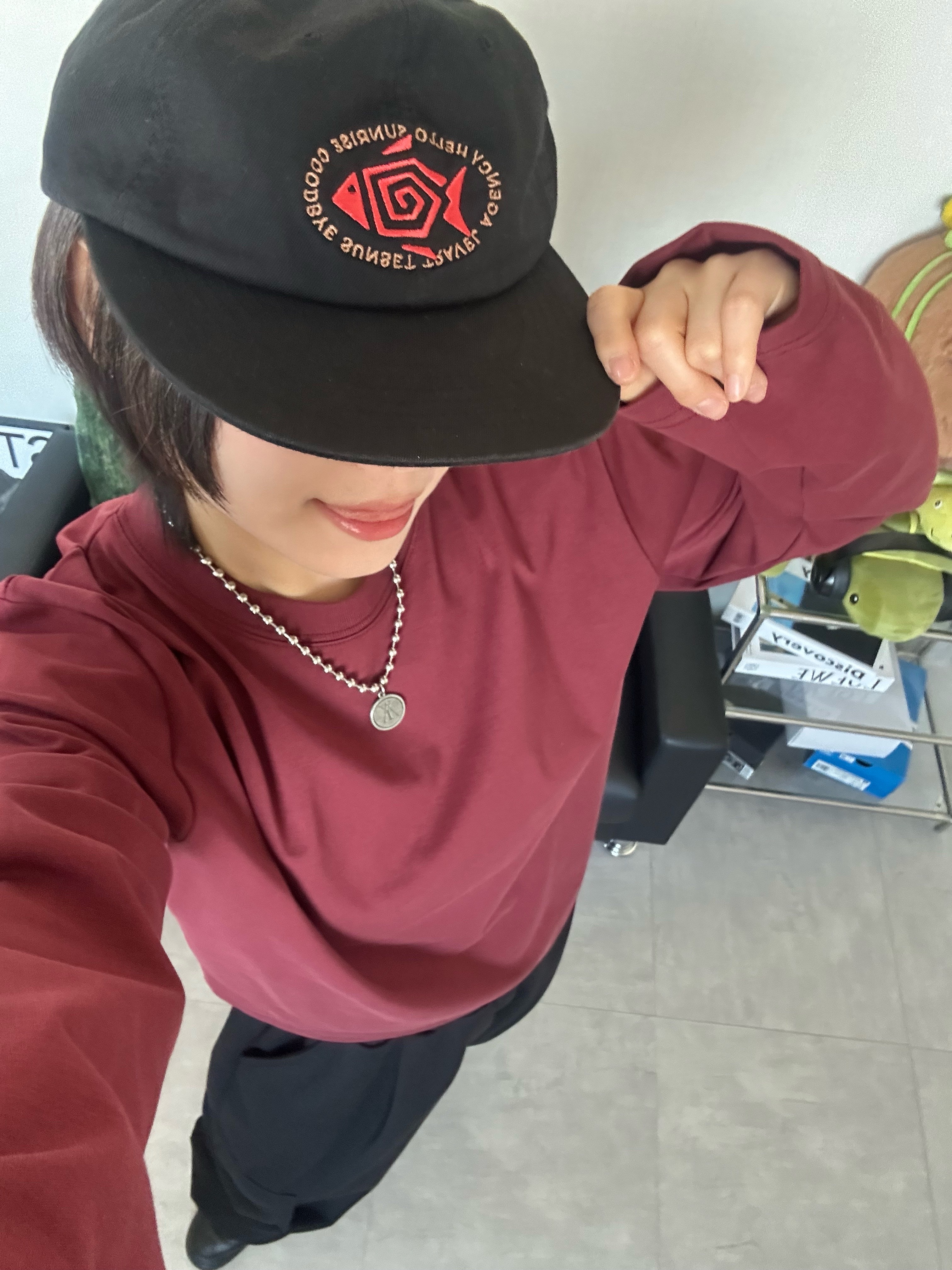 Hello Sunrise Fish Oval Logo Relaxed Fit 6P Cap Black 착용 스타일 - 2