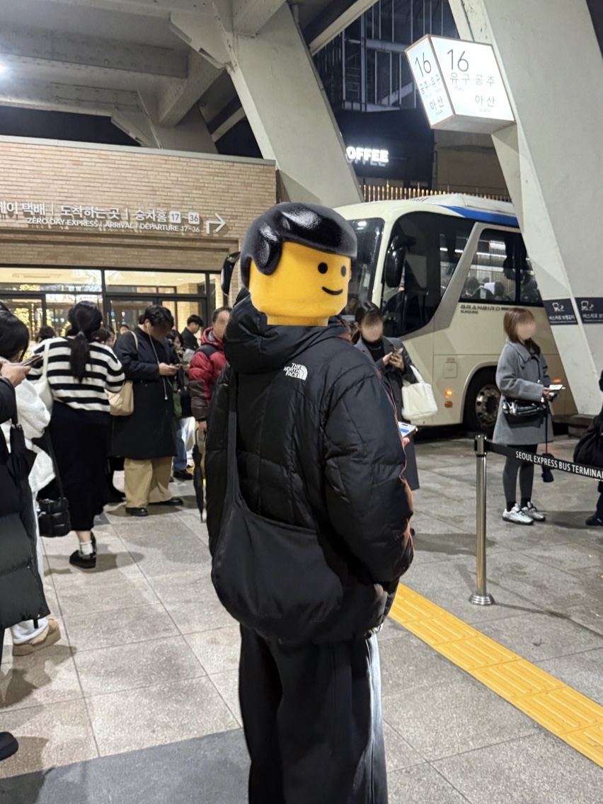 The North Face White Label Wave LT On Ball Jacket Black, COS Nylon Crossbody Saddle Bag Black 착용 스타일