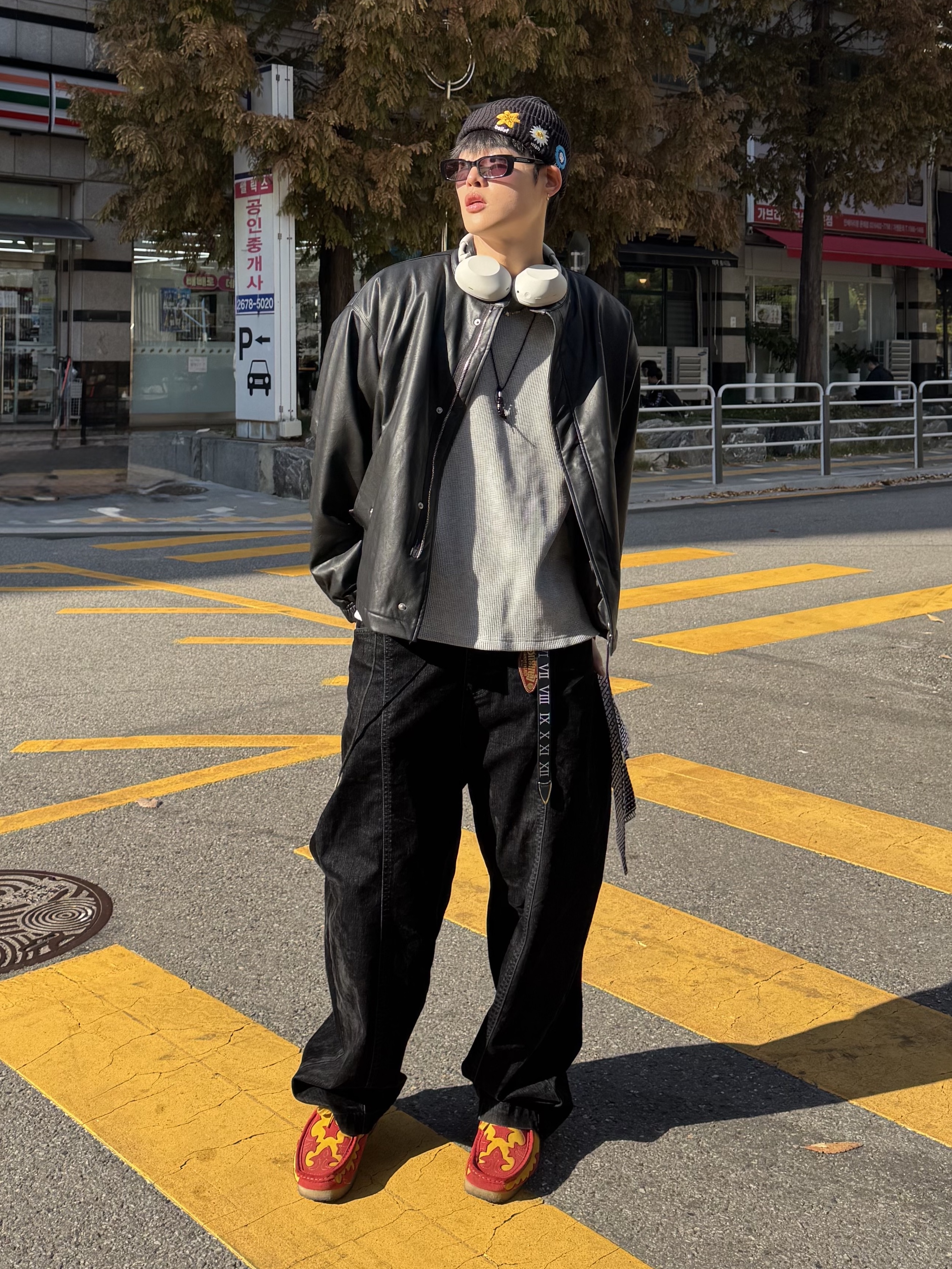 Clarks x Supreme Wallabee Gold, Sony WH-1000XM6 Platinum Silver (Korean Ver.) 착용 스타일 - 1