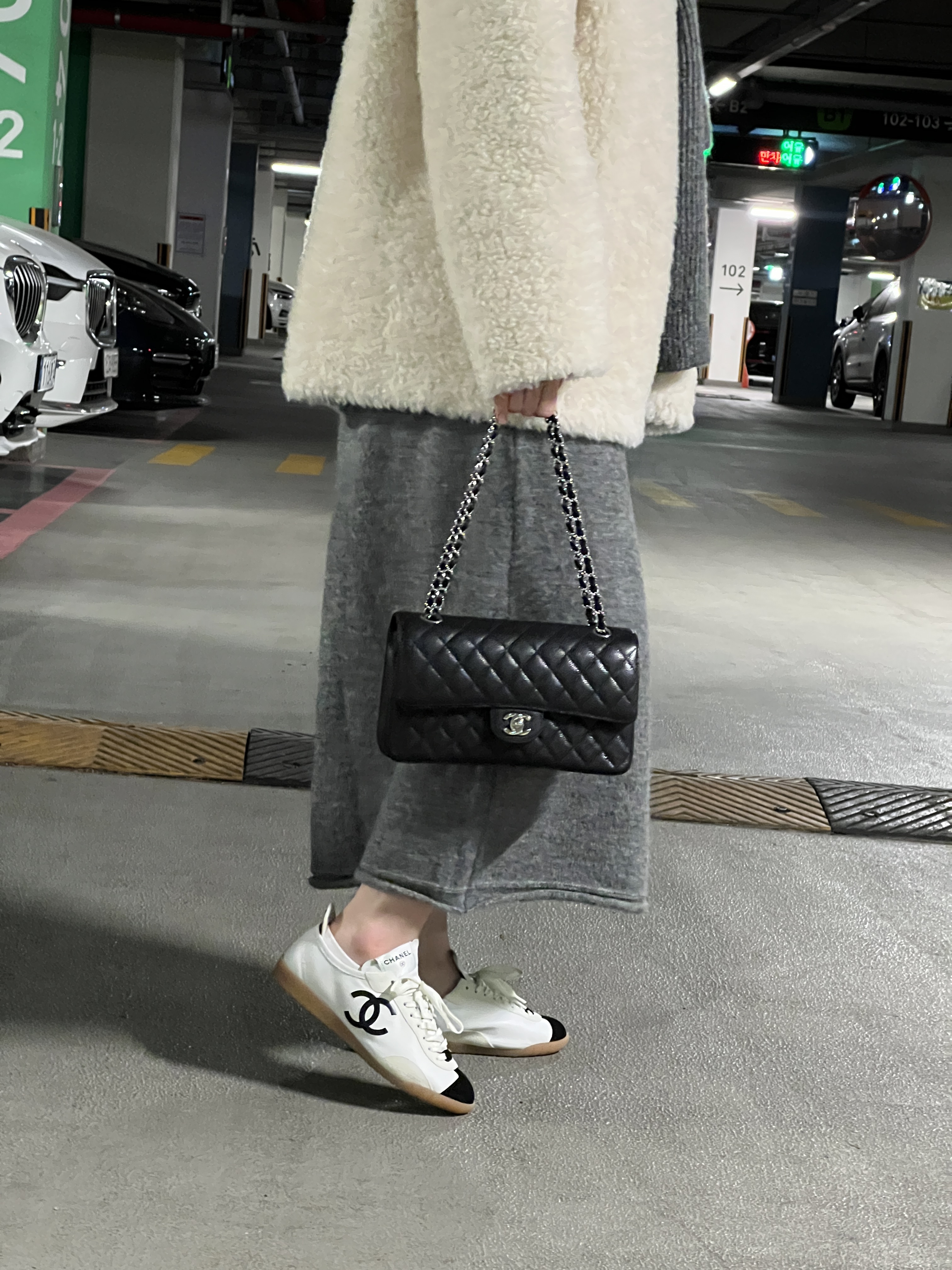 (W) Chanel Sneakers Calfskin & Embossed Suede Calfskin White Black, Chanel Medium Classic Handbag Grained Calfskin & Silver Black 착용 스타일 - 2