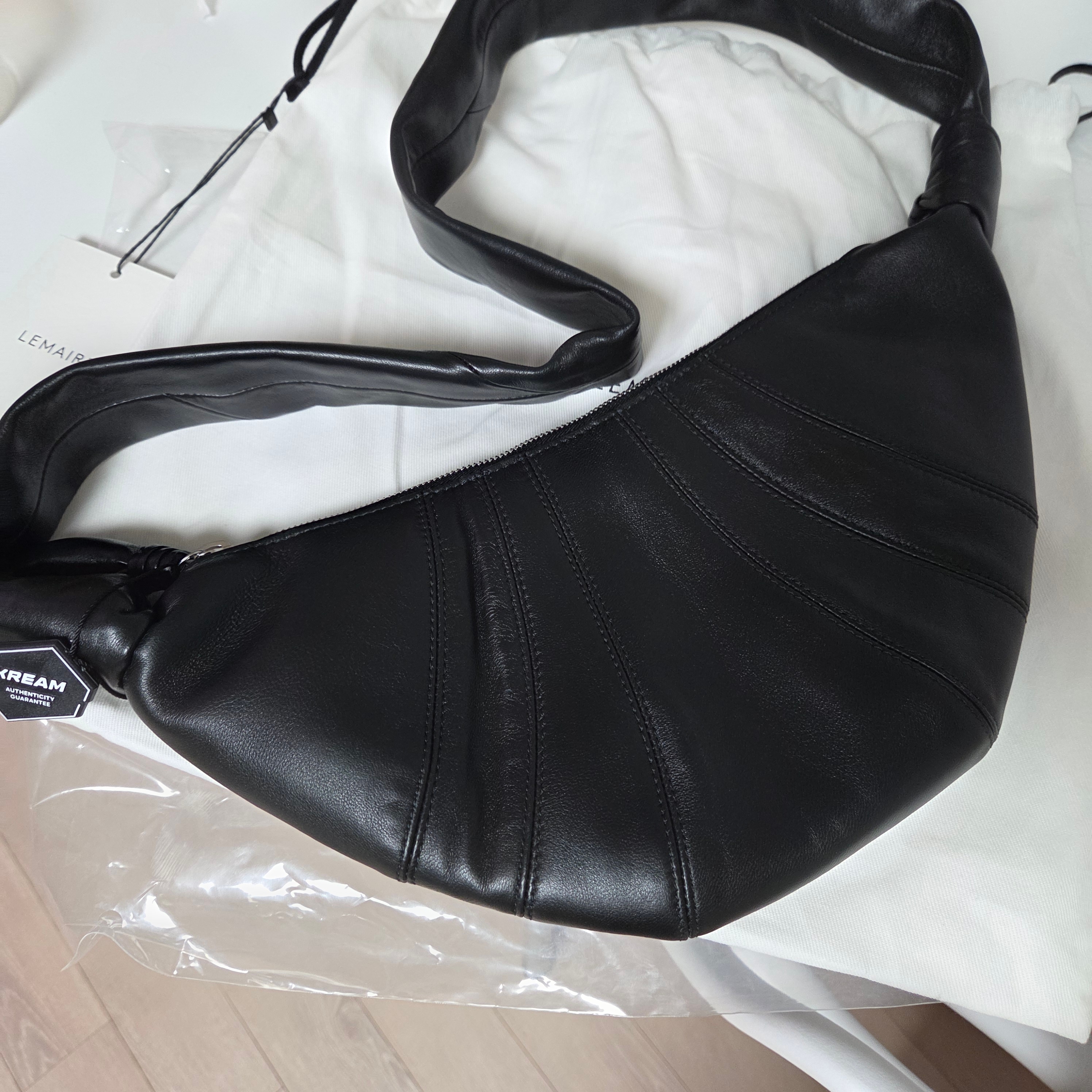 Lemaire Small Croissant Bag Soft Nappa Leather Black 착용 스타일 - 2