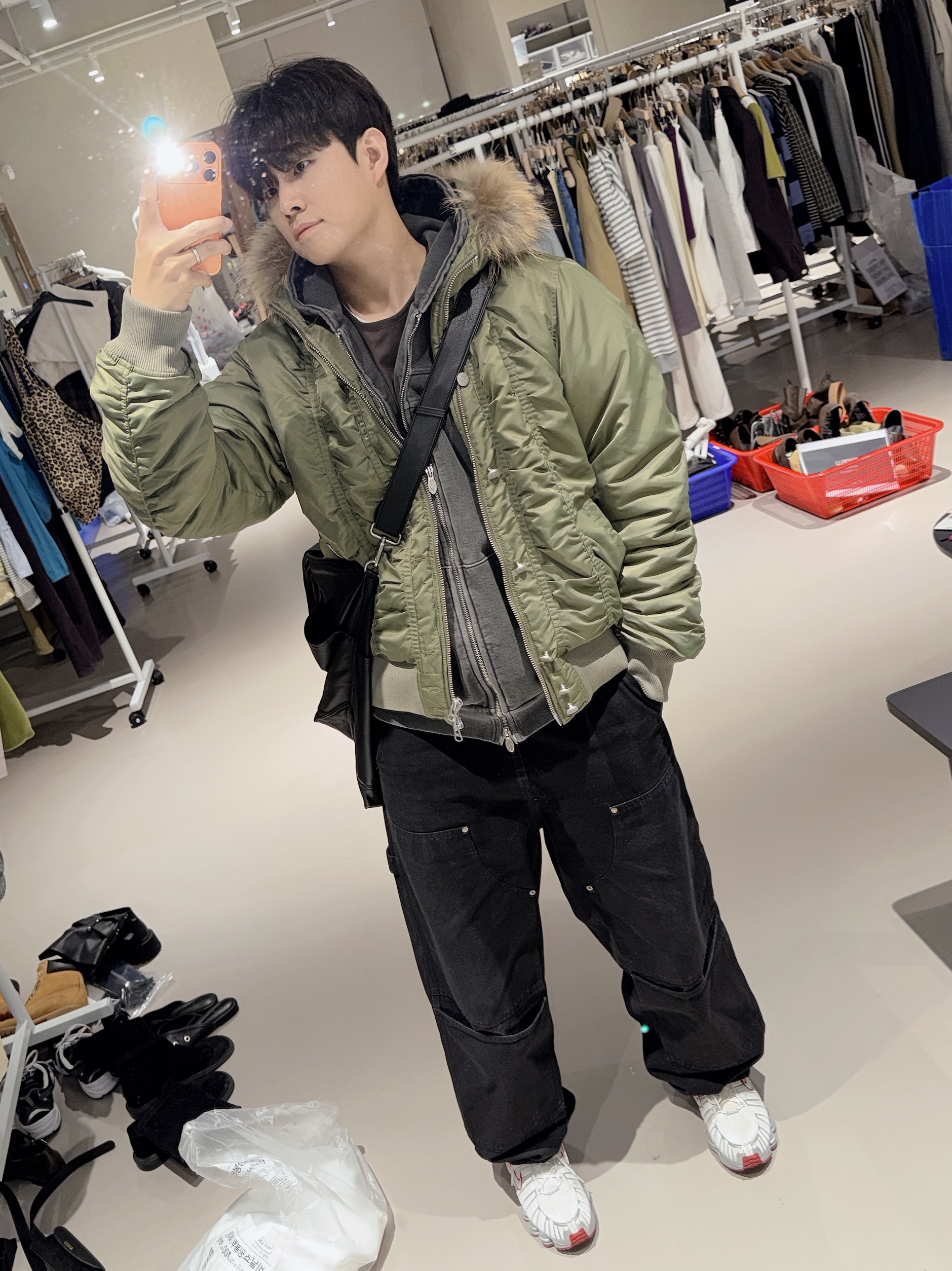 Thevinylhouse Fur Hooded MA-1 Jacket Khaki, (W) Nike Shox TL Platinum Tint 착용 스타일 - 1