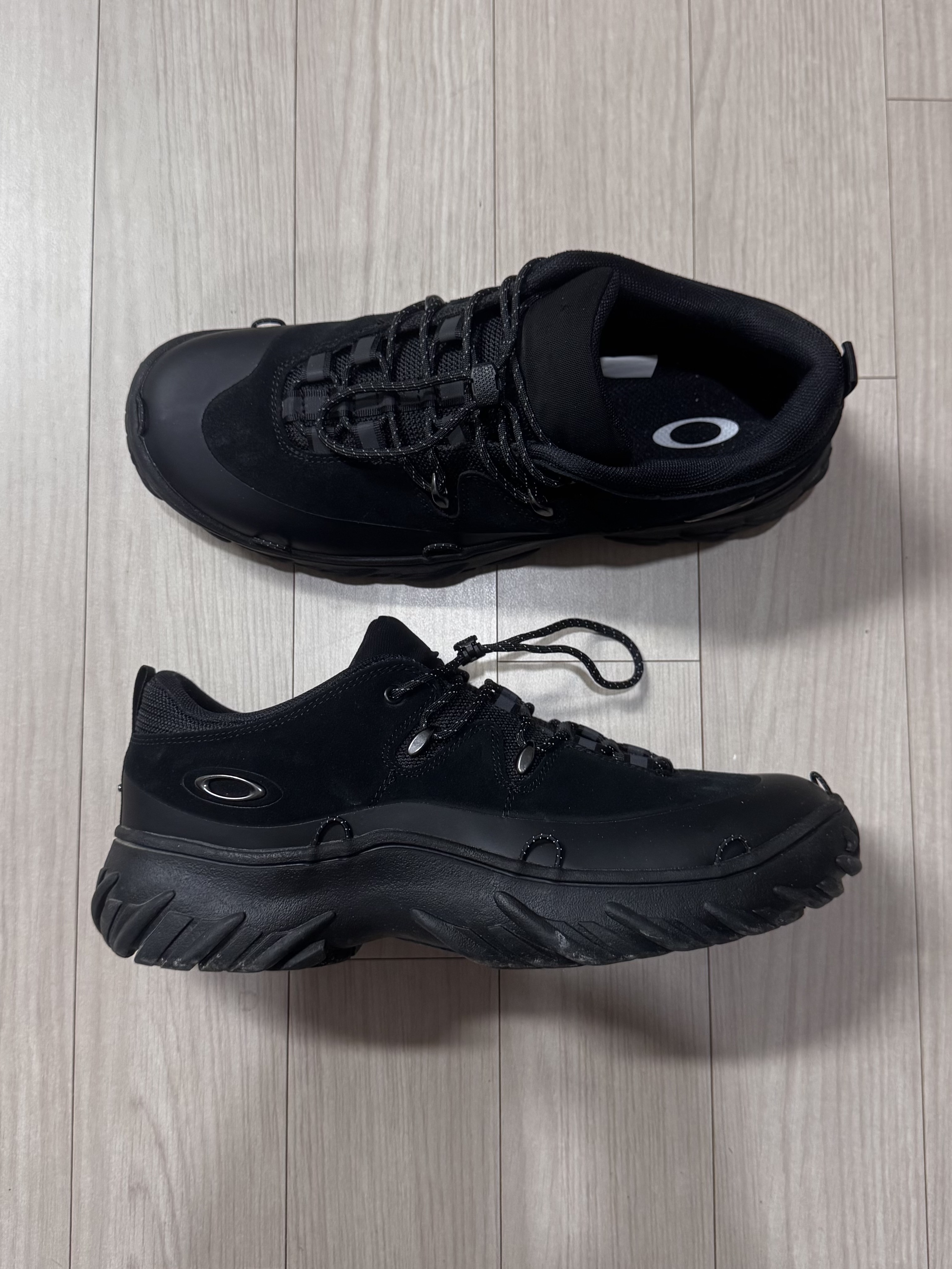 Oakley Meridian Low Ext Blackout, Oakley Eye Jacket Redux Silver Frame Prizm Black Polarized Lenses High Bridge Fit 착용 스타일 - 1