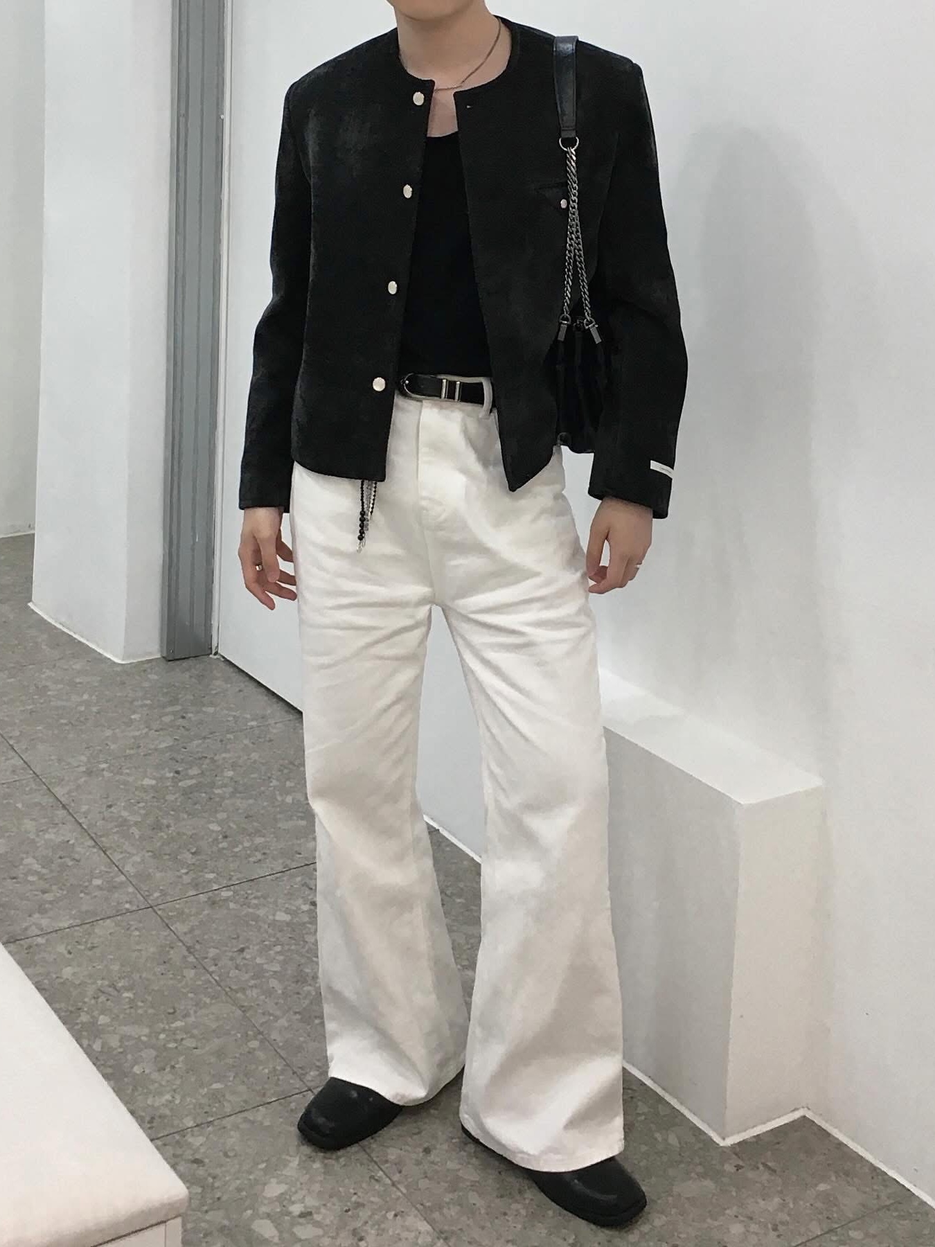 Jacquemus La Chaine Signature Logo Chain Necklace Silver, Zara Rock Style Flap Shoulder Bag Black 착용 스타일 - 5