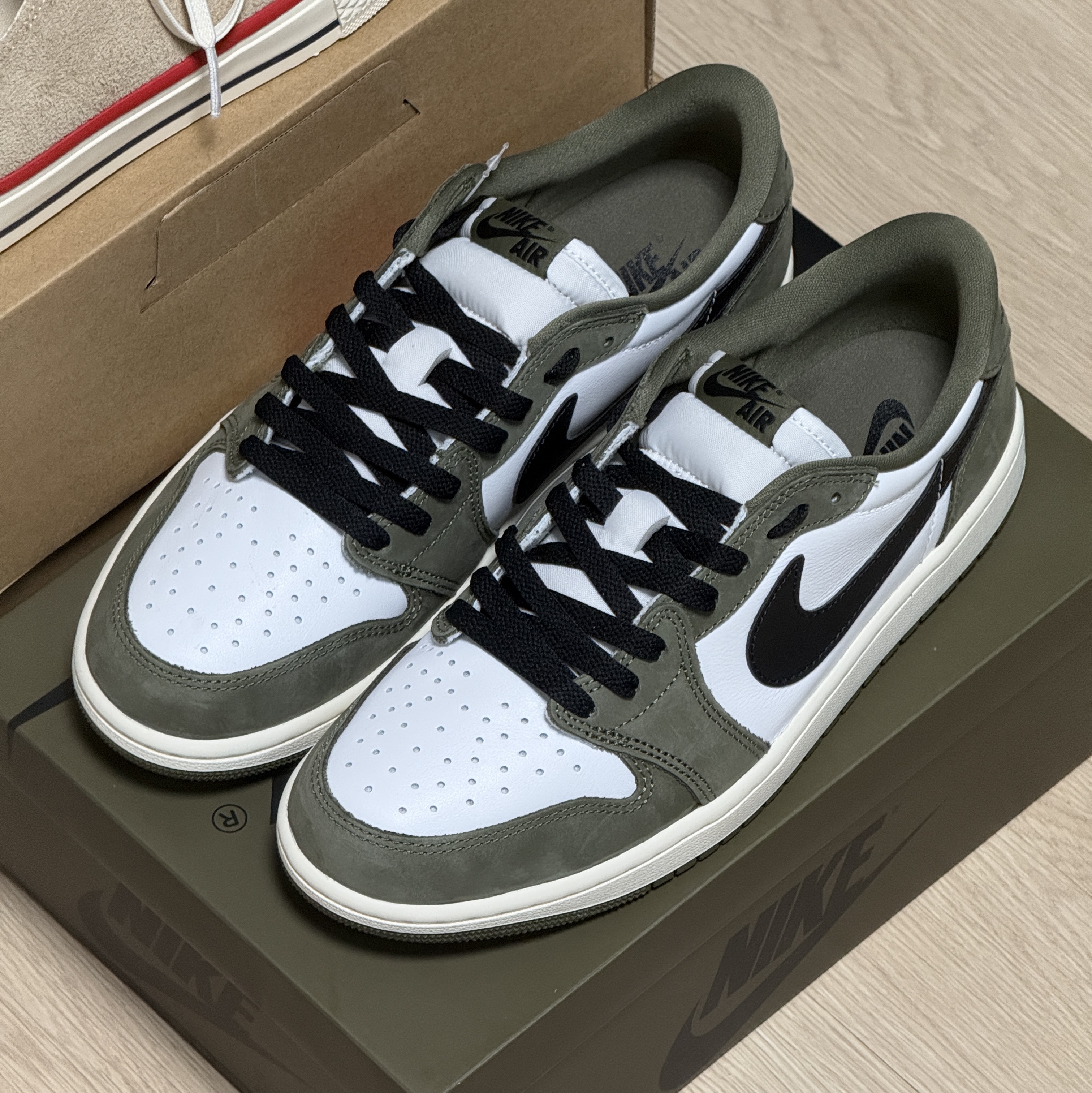 Jordan 1 Retro Low OG Medium Olive and Summit White 착용 스타일