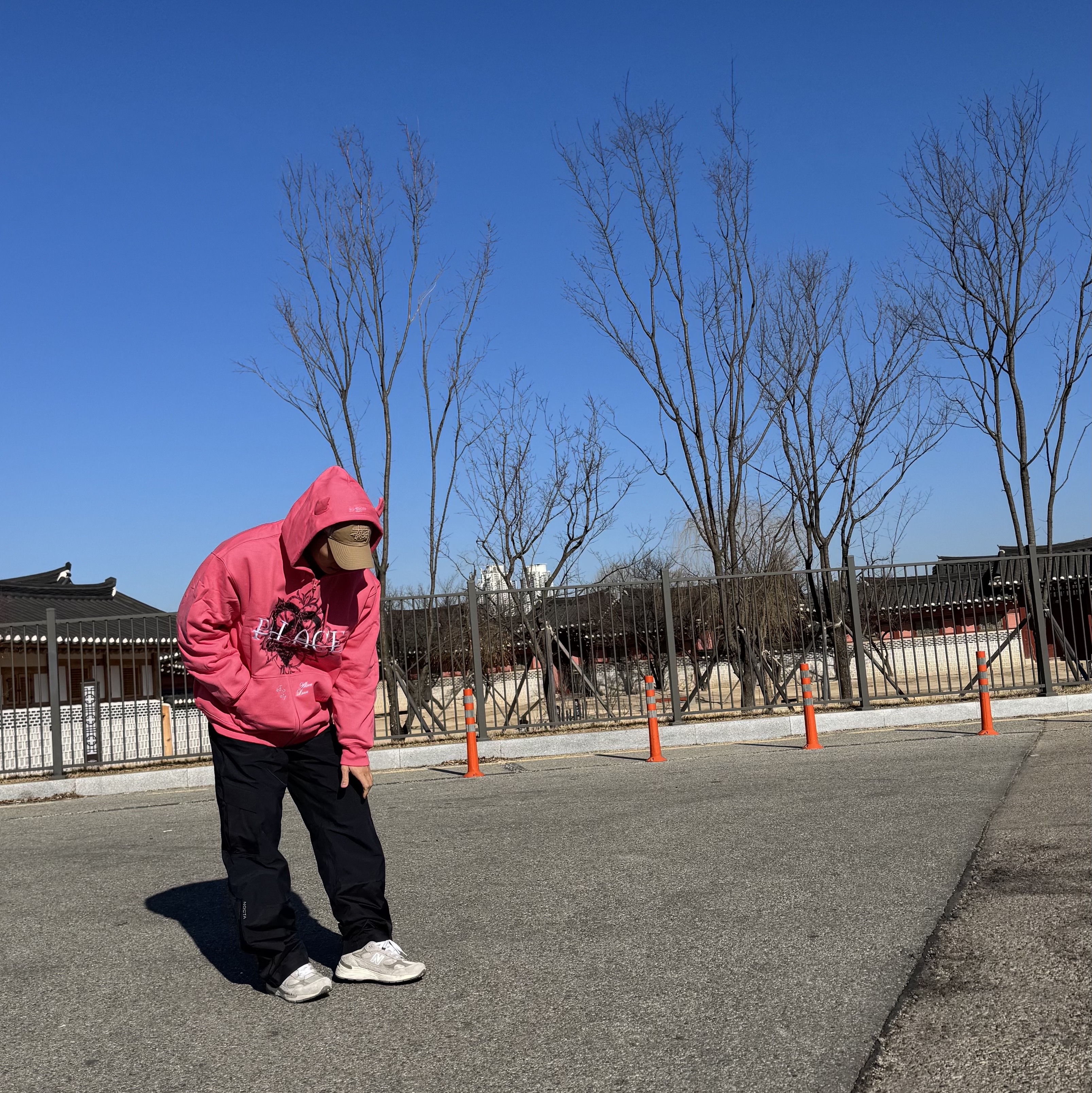 Palace x HIM Gram Hood Posh Pink - 25FW 착용 스타일 - 2