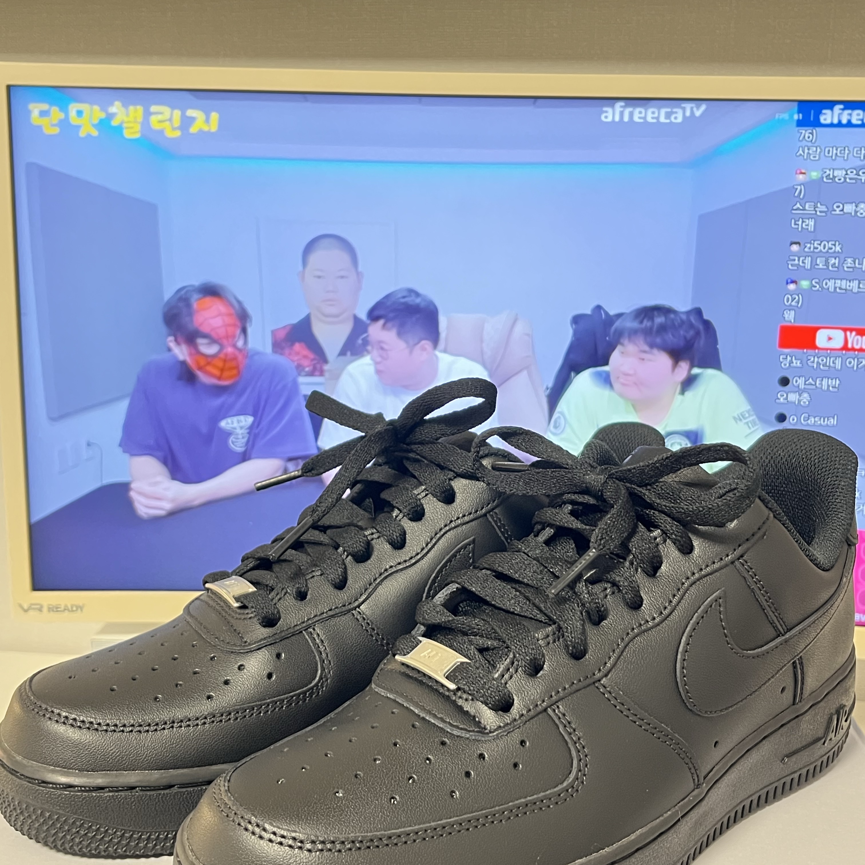 Nike Air Force 1 '07 Low Triple Black 착용 스타일