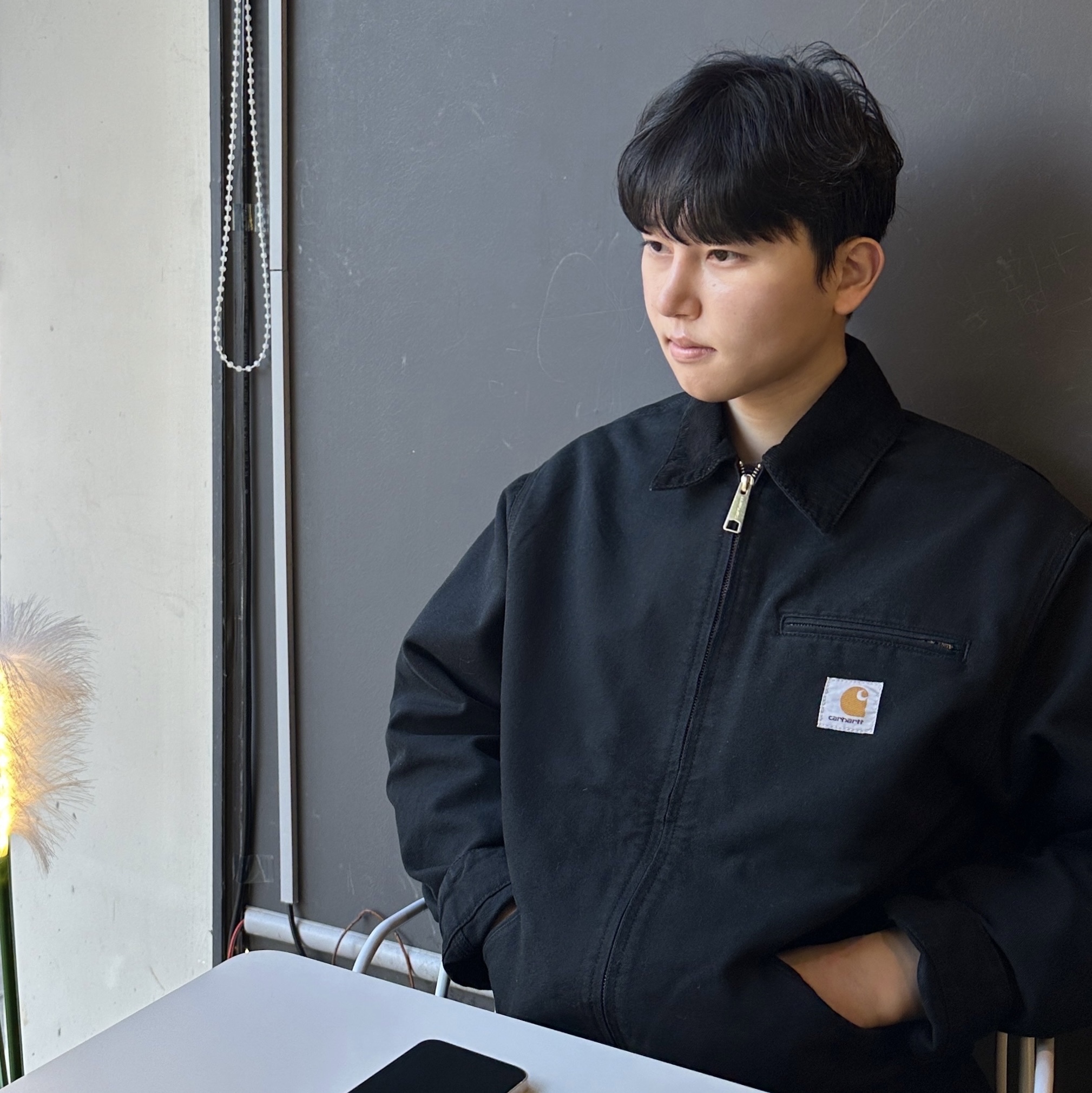 Carhartt WIP OG Detroit Jacket Black Aged Canvas, Carhartt WIP Cole Cargo Pants Black Garment Dyed 착용 스타일 - 2