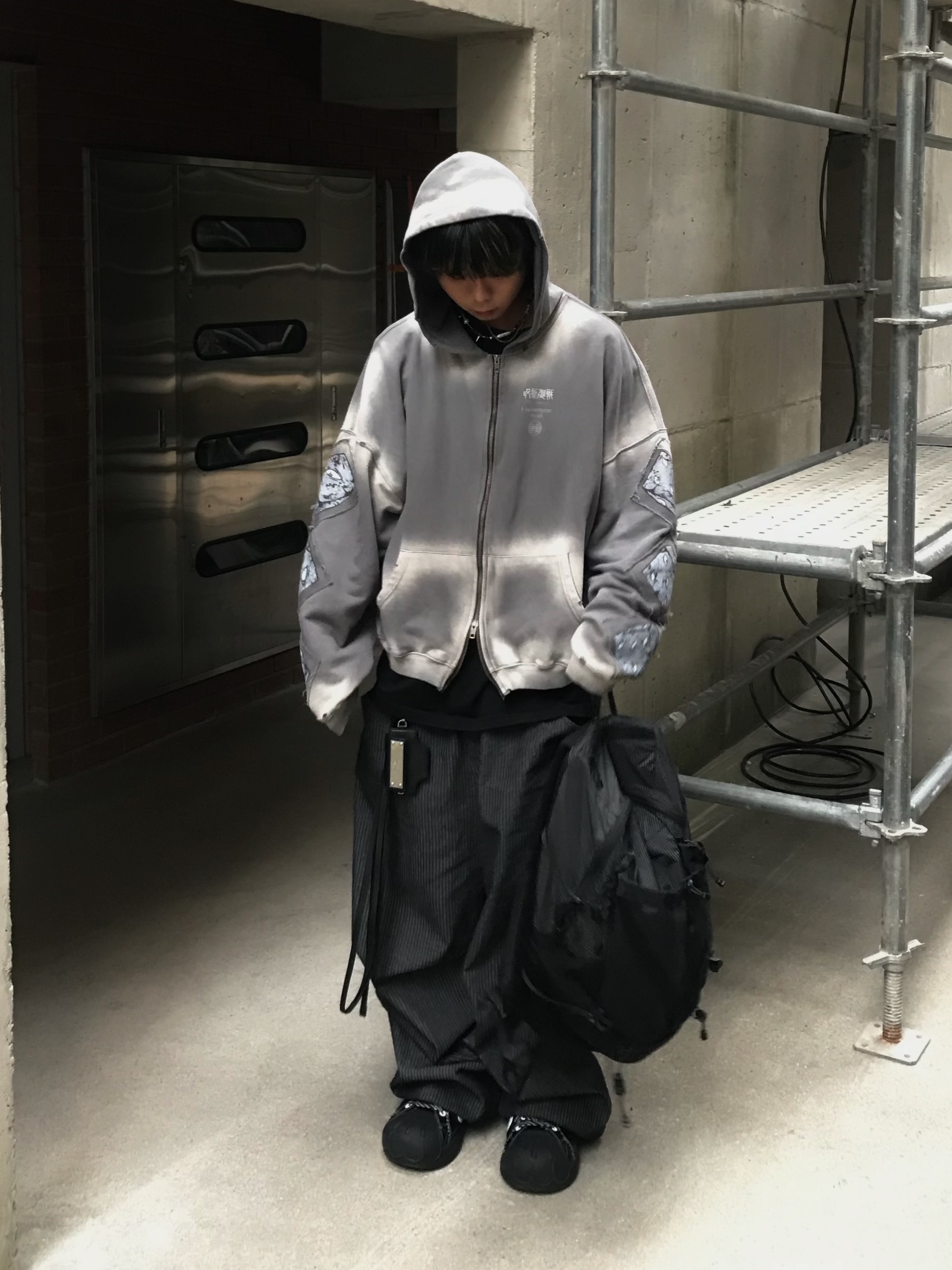 JUJUTSU KAISEN Undermycar Prison Realm Patch Vtg Zipped Hoodie Charcoal 착용 스타일 - 4