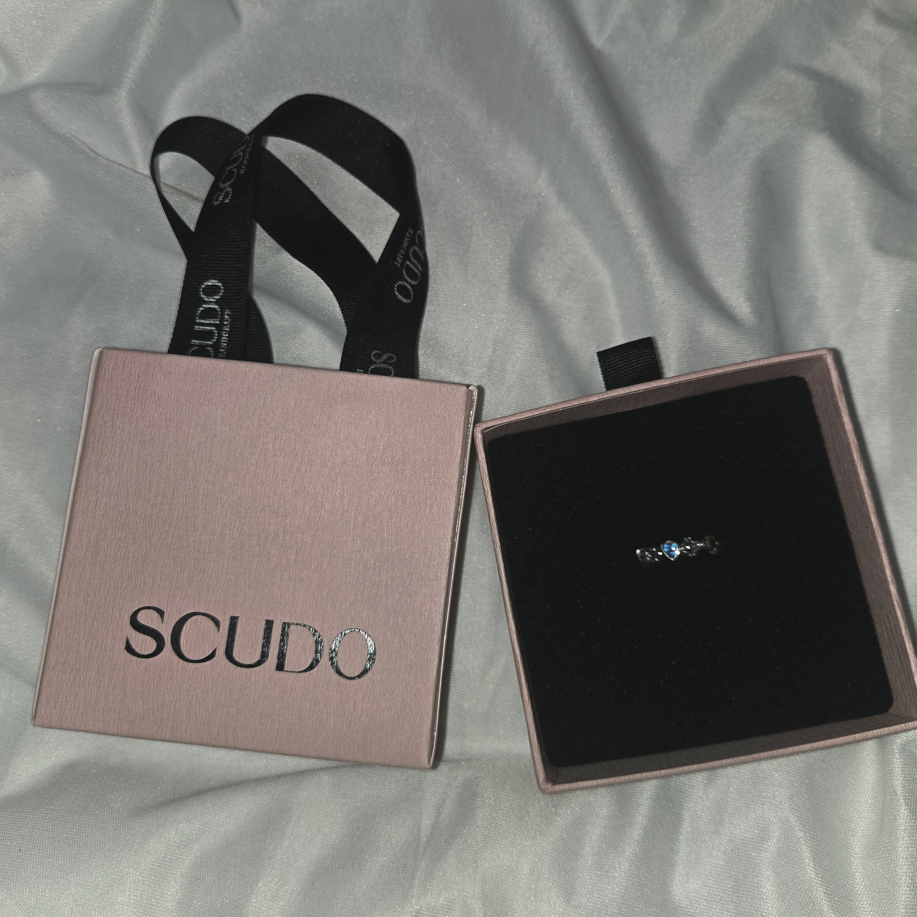 [KREAM 단독] Scudo Signature Link Stone Bold Medium Ring Blue 착용 스타일 - 2