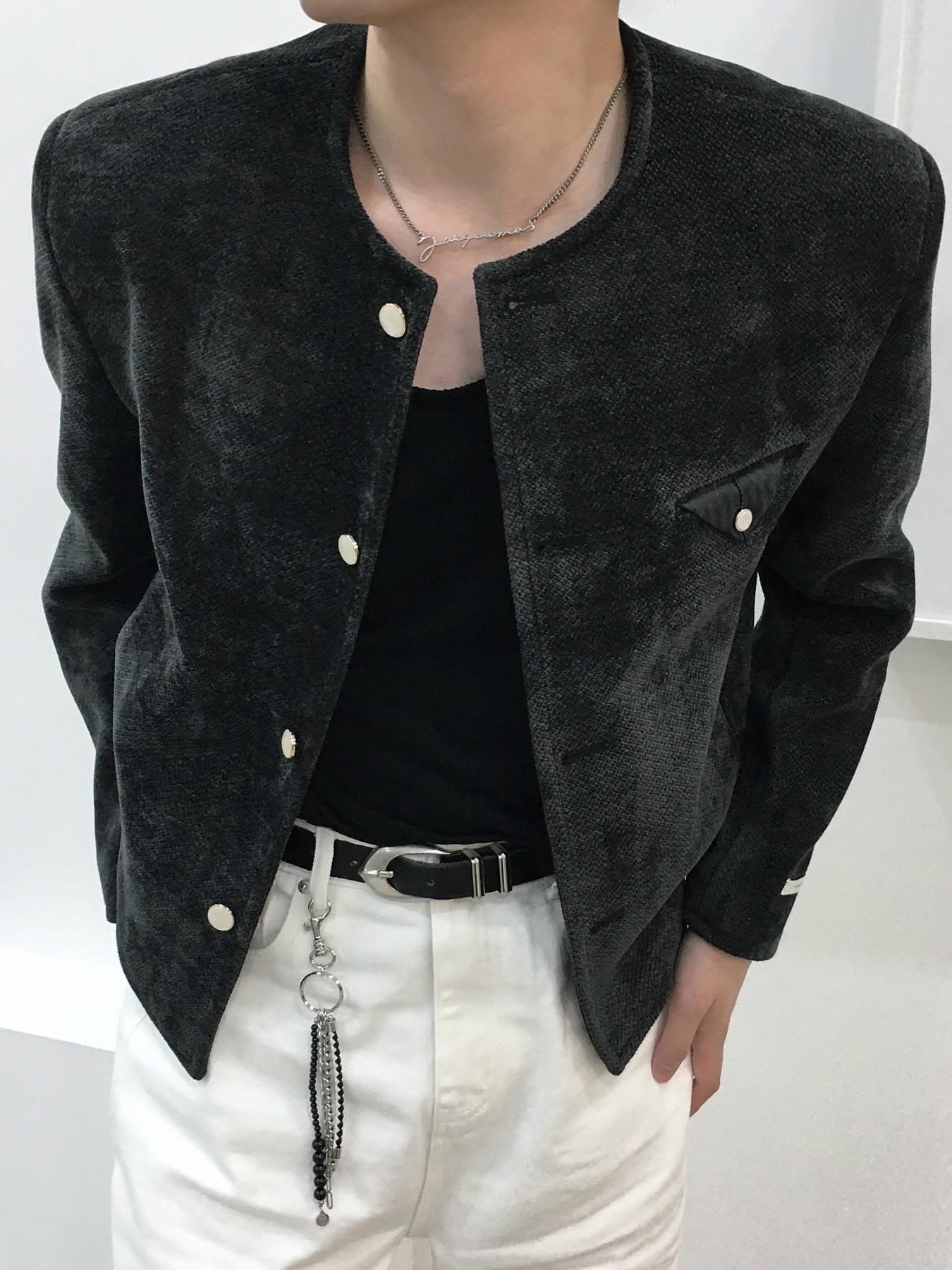Jacquemus La Chaine Signature Logo Chain Necklace Silver, Zara Rock Style Flap Shoulder Bag Black 착용 스타일 - 2