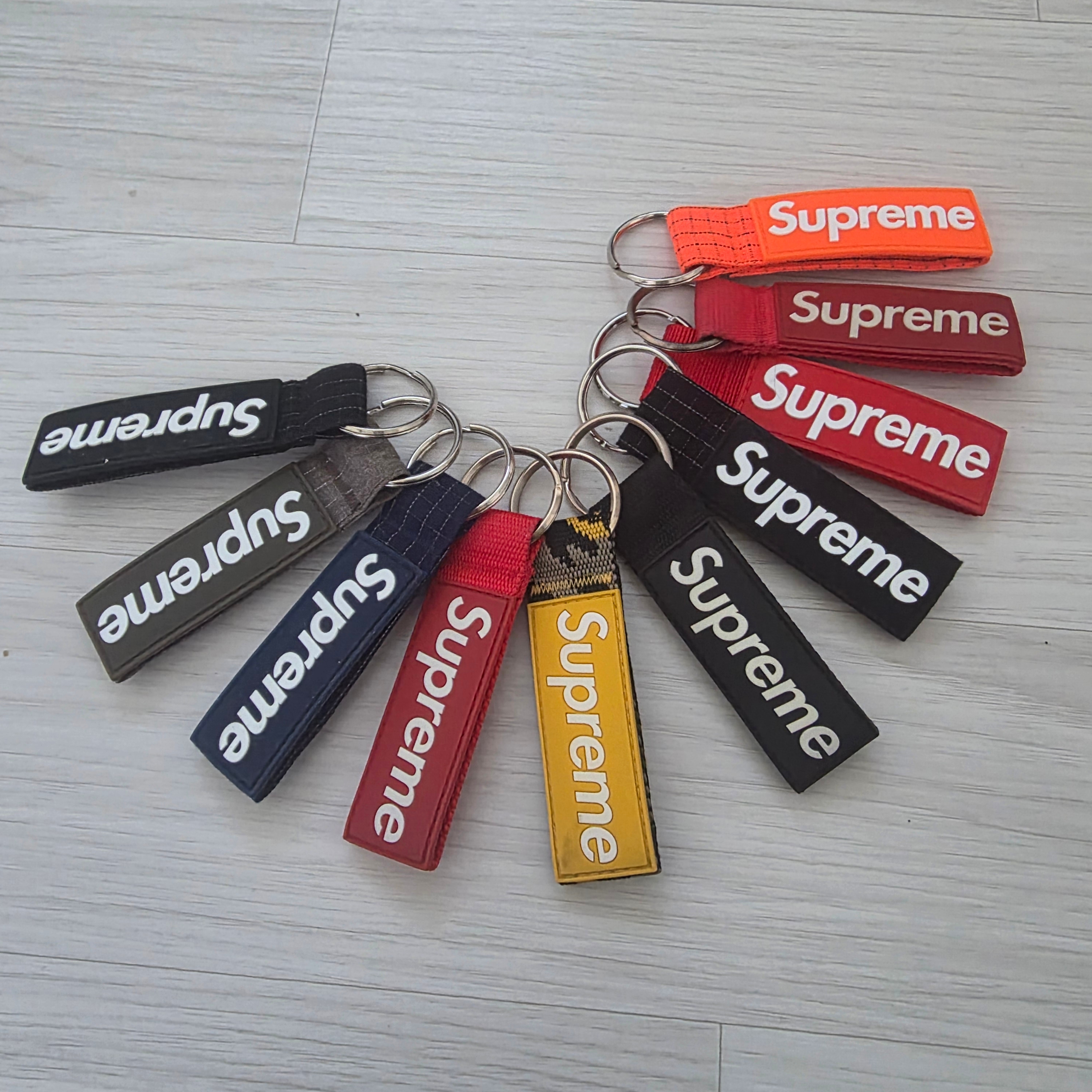 Supreme Ripstop Keychain Navy - 24SS, Supreme Ripstop Keychain Black - 24SS 착용 스타일