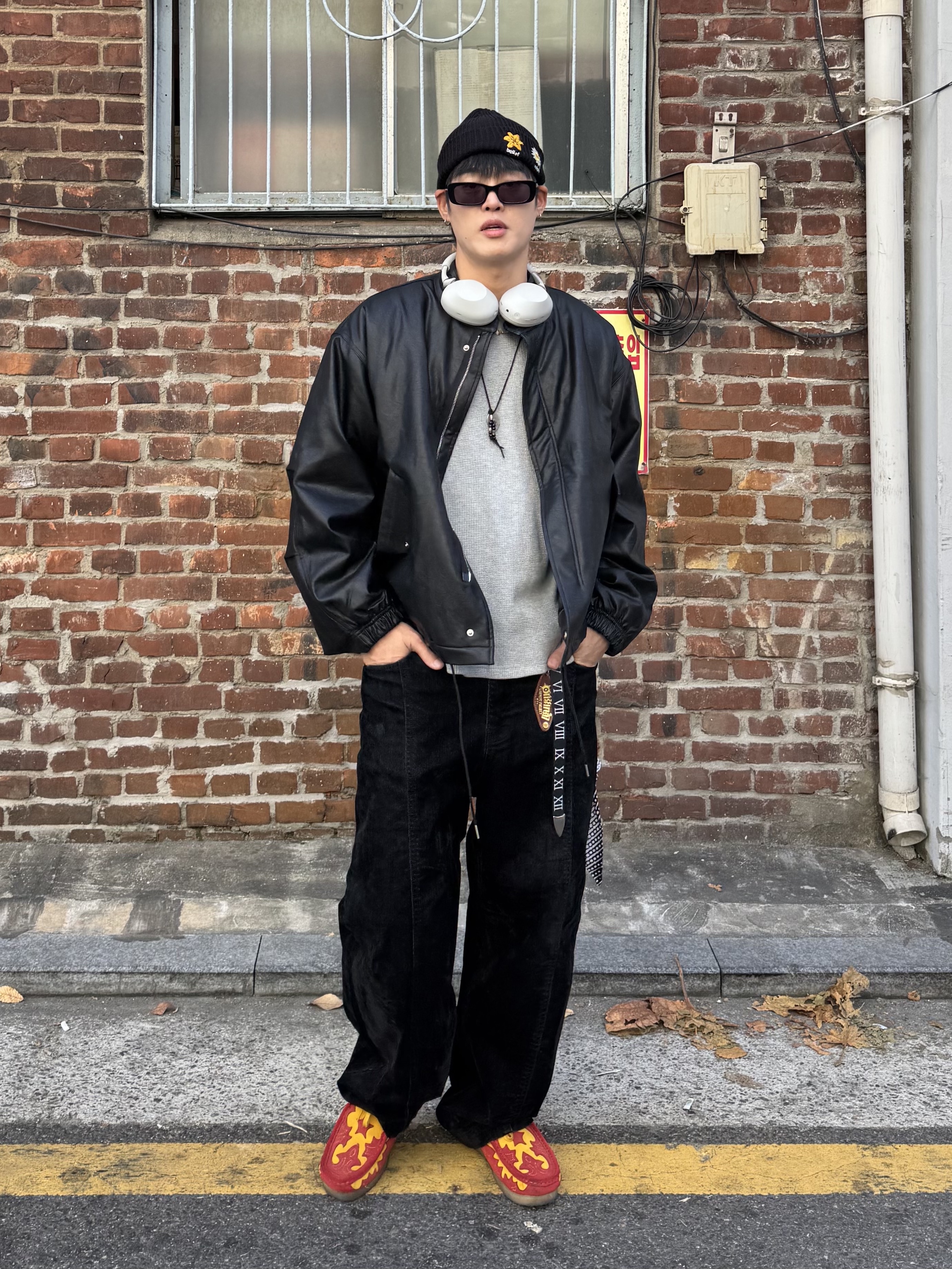 Clarks x Supreme Wallabee Gold, Sony WH-1000XM6 Platinum Silver (Korean Ver.) 착용 스타일 - 1