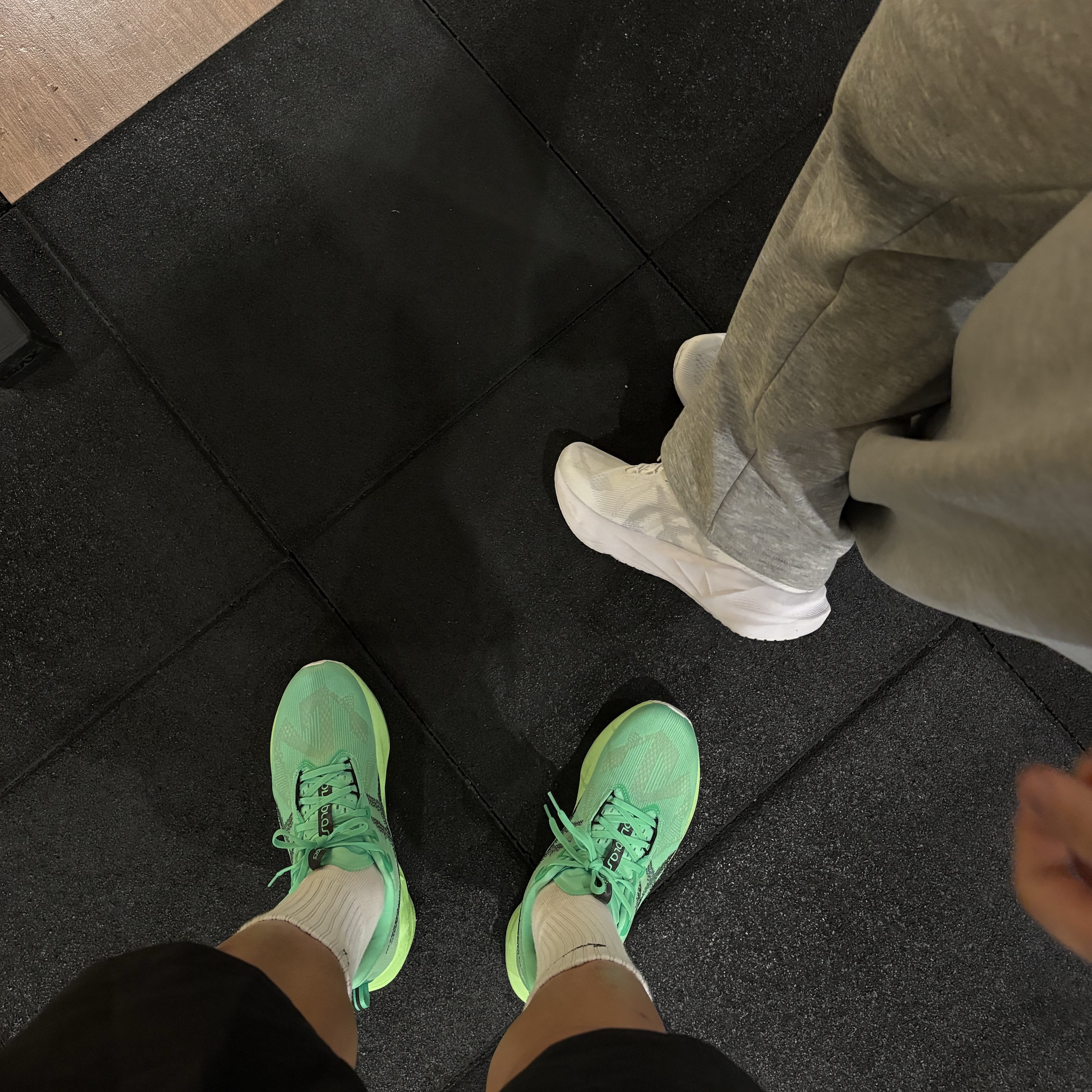 Asics Novablast 5 Ekiden Vital Green Black 착용 스타일 - 2