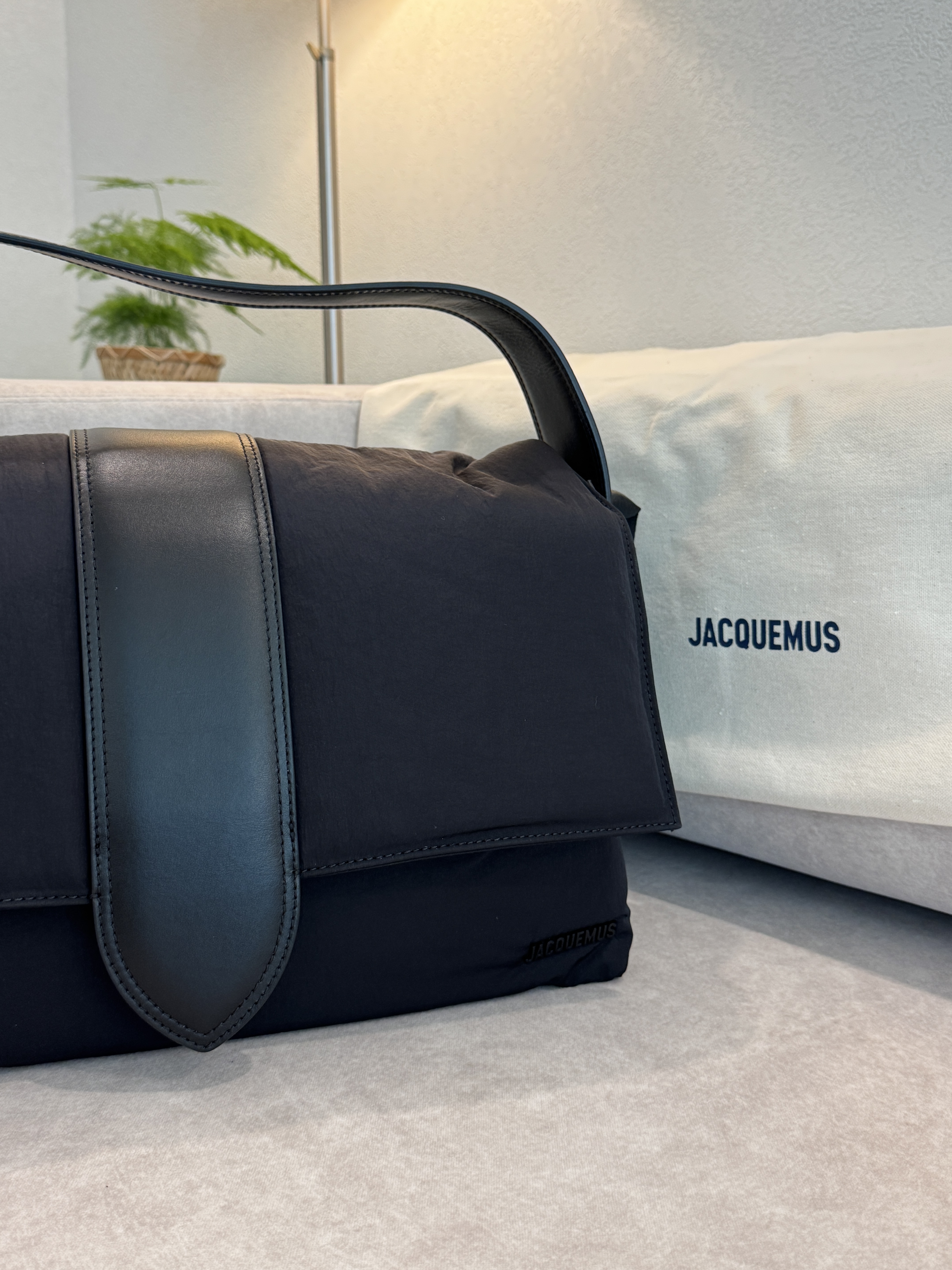 Jacquemus Le Messenger Bambino Black 착용 스타일 - 3