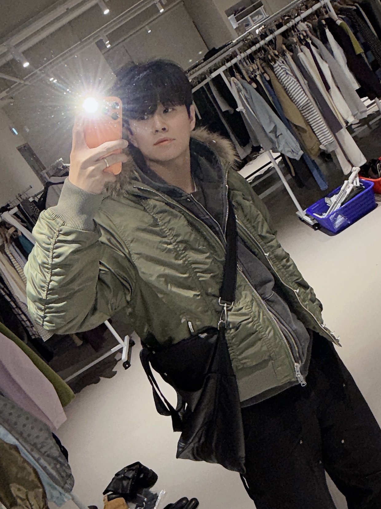 Thevinylhouse Fur Hooded MA-1 Jacket Khaki, (W) Nike Shox TL Platinum Tint 착용 스타일 - 2