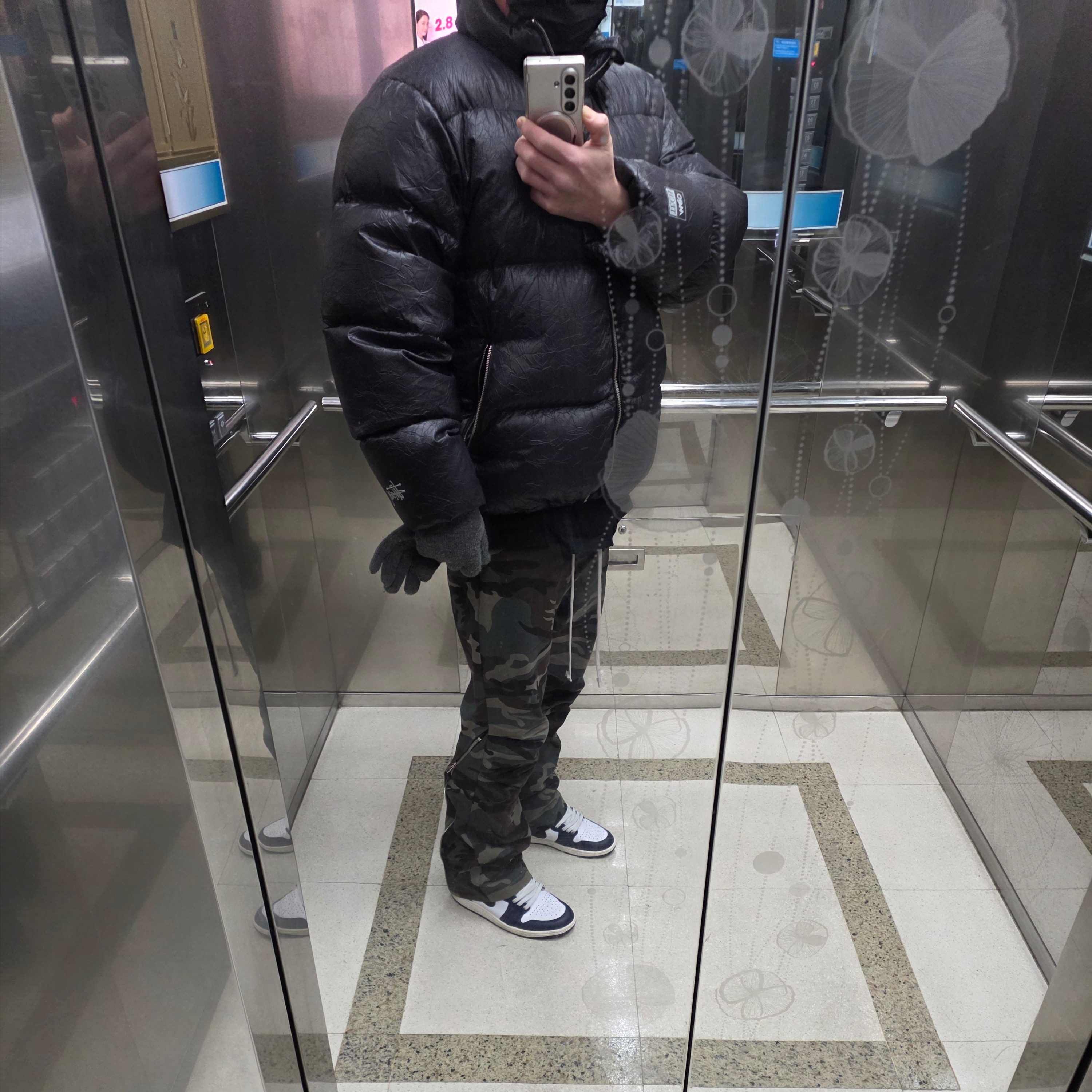 Stussy Wrinkled Nylon Down Puffer Black 착용 스타일 - 3