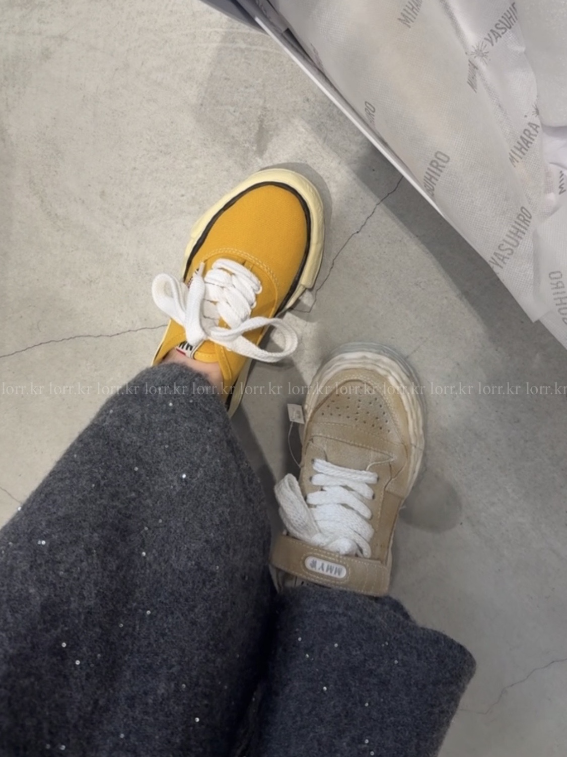 Maison Mihara Yasuhiro Baker OG Sole Canvas Low Cut Sneakers Yellow, Maison Mihara Yasuhiro Keith OG Sole Vintage Suede Low-top Sneakers White 착용 스타일