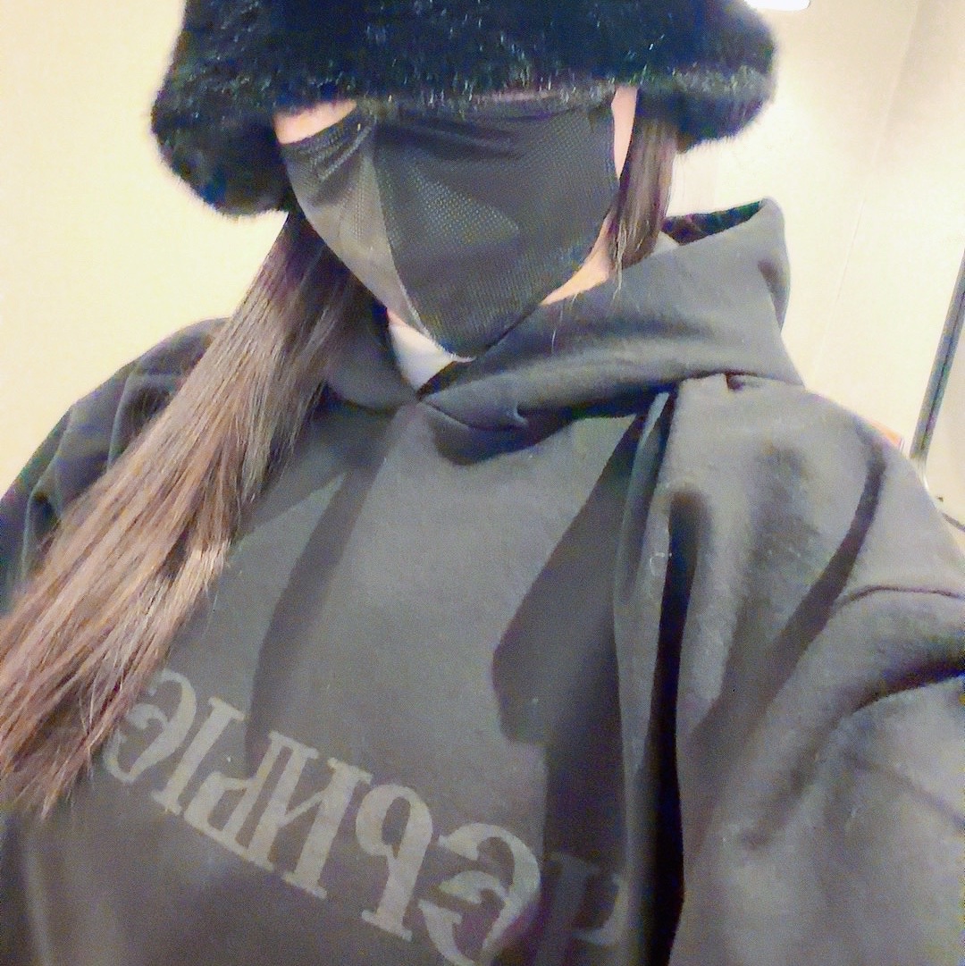 Yeezy x Gosha Rubchinskiy YZY Black Dogs Hoodie Black 착용 스타일