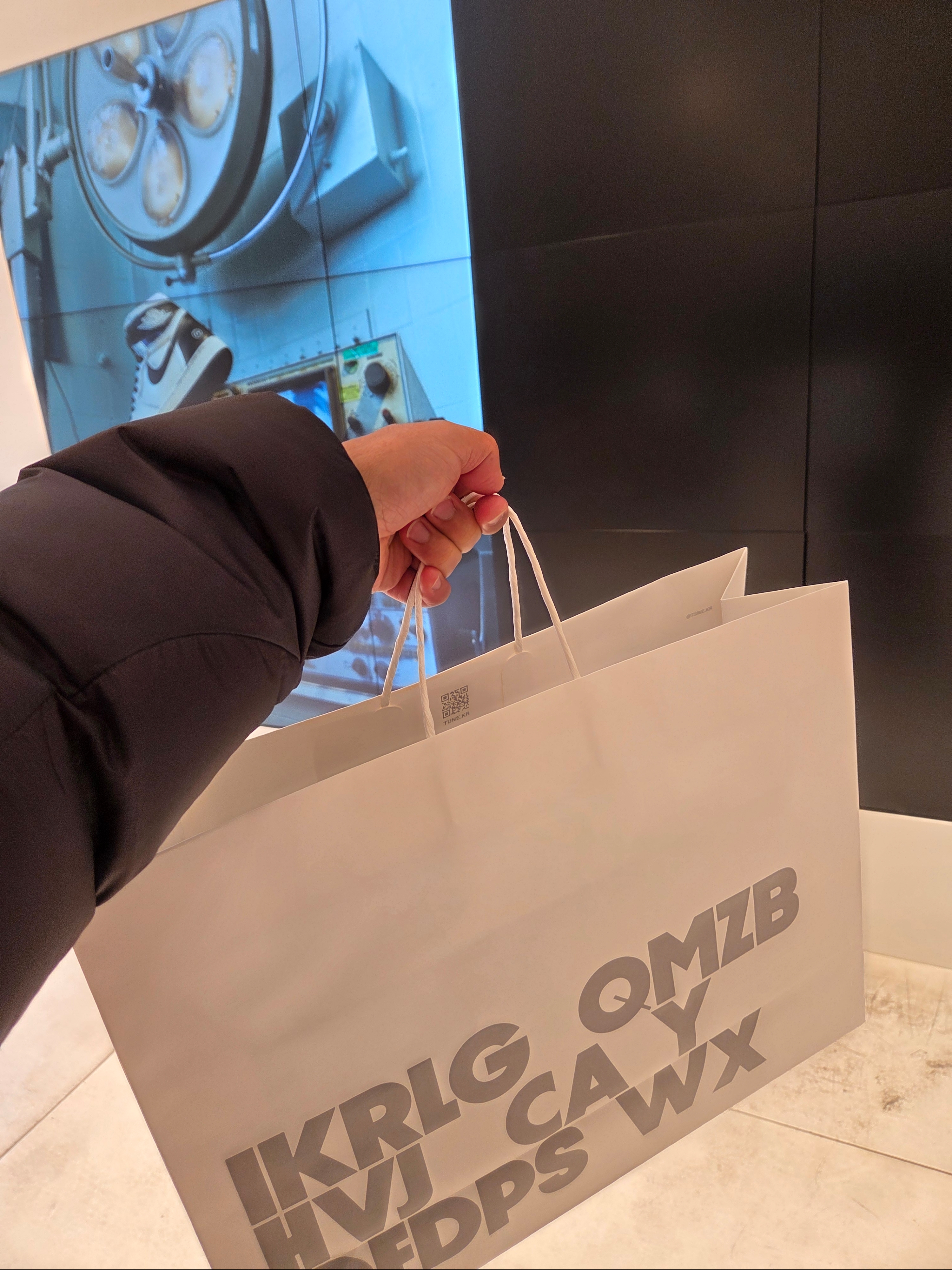 Palace Pertex Frost Balaclava Puffa Black - 22FW, Palace New Era Peak Beanie Black - 24SS 착용 스타일 - 10