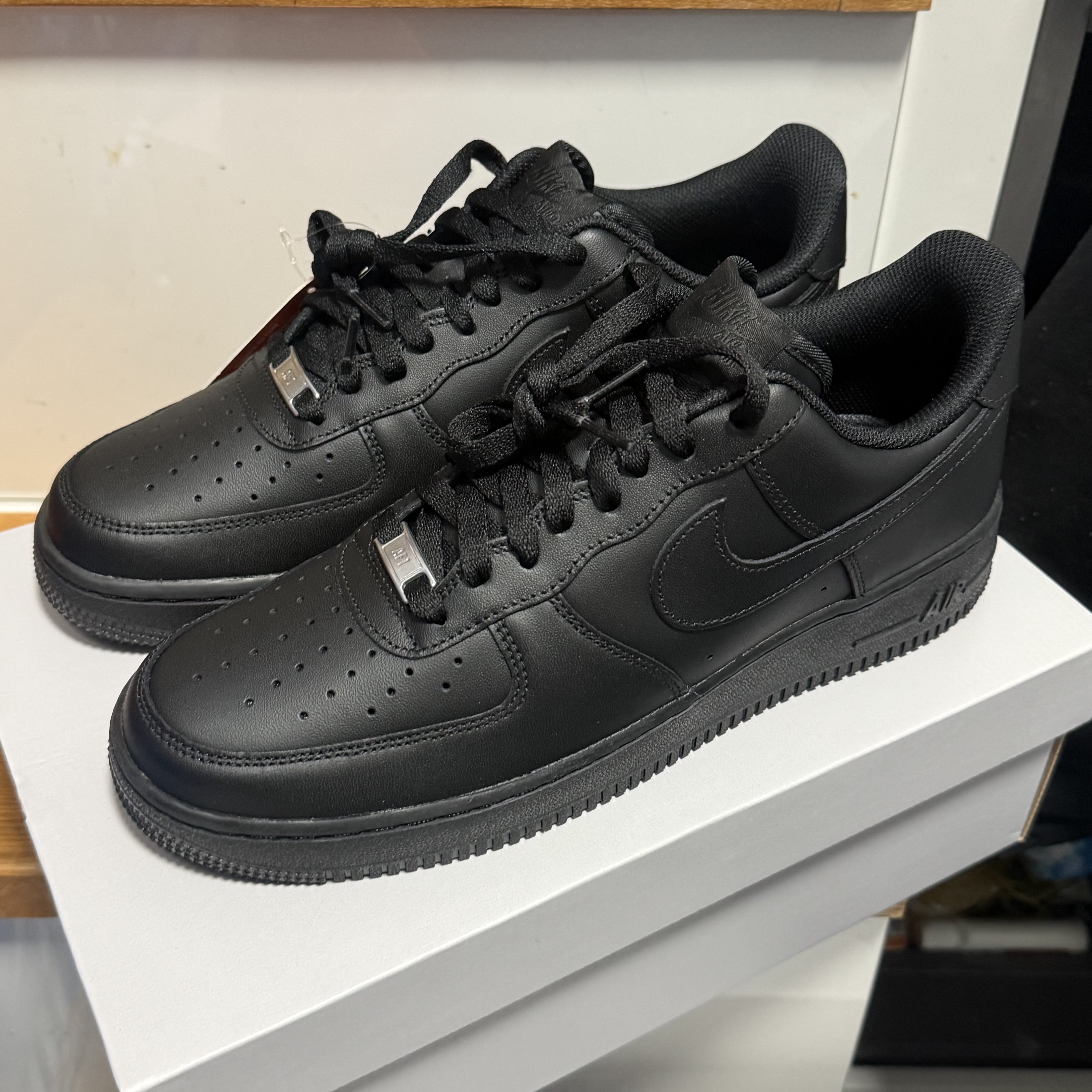 Nike Air Force 1 '07 Low Triple Black 착용 스타일