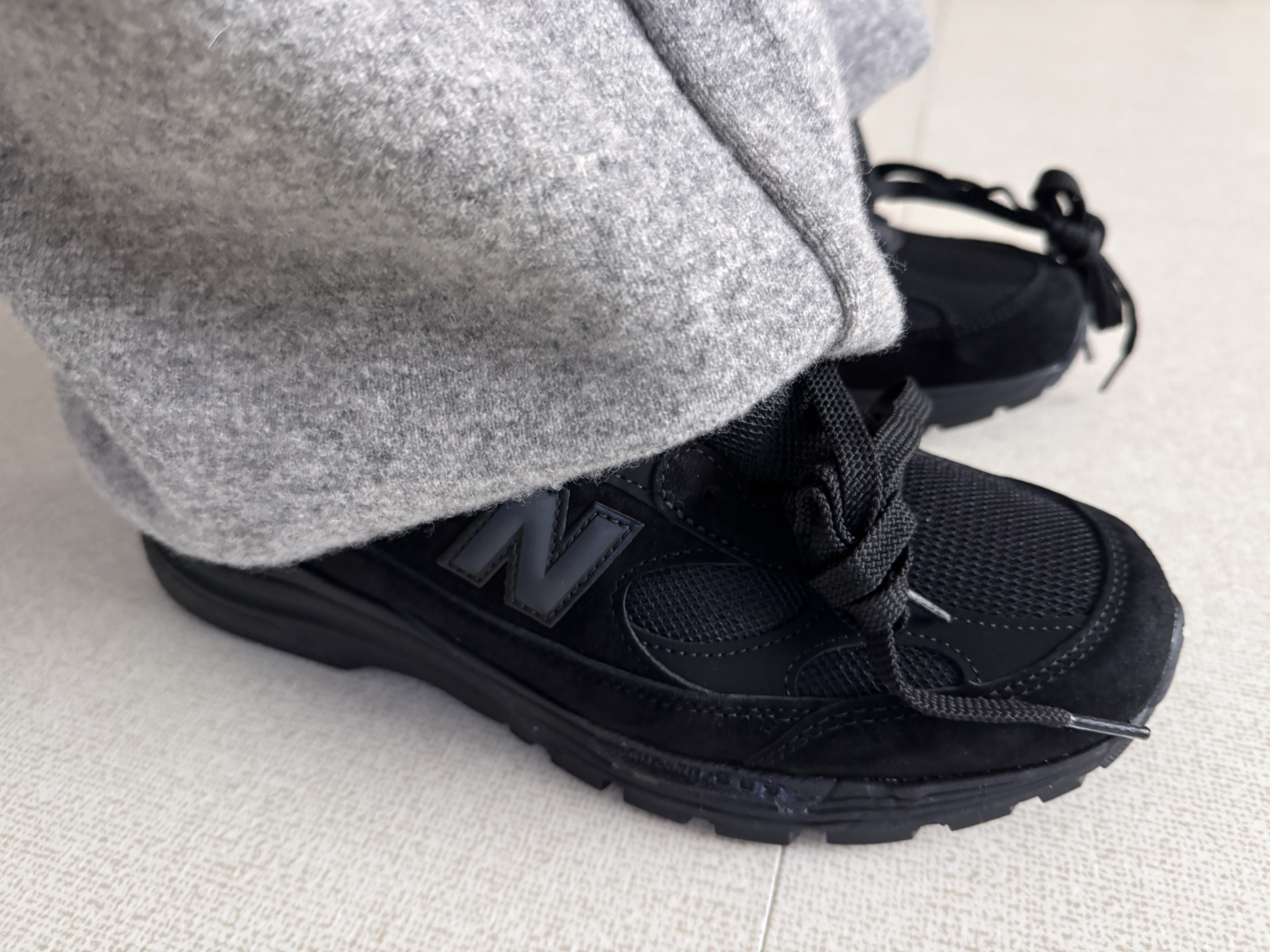 New Balance 992 Made in USA Core Black 착용 스타일 - 2