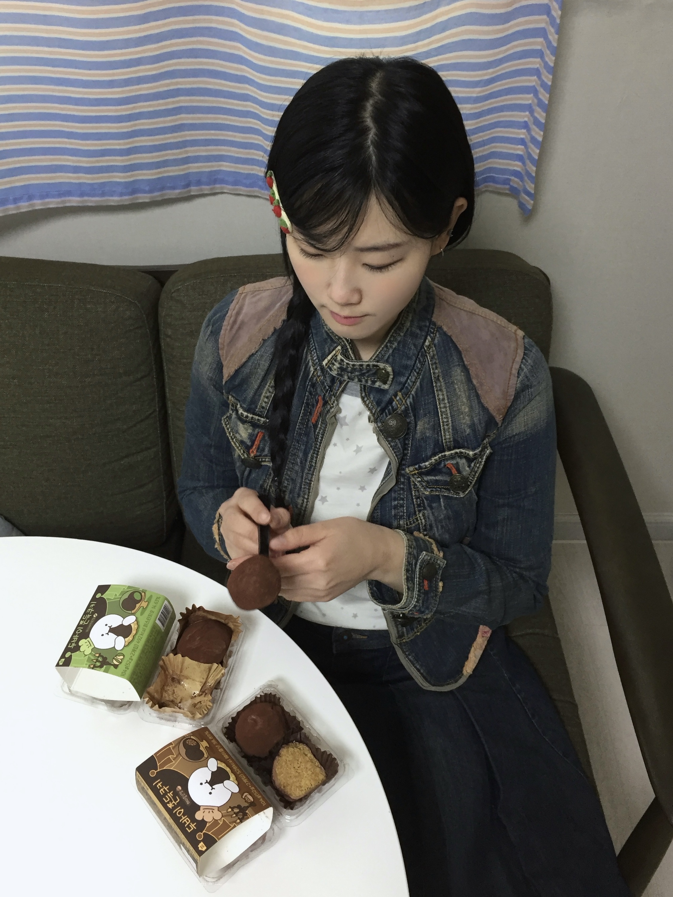 [KREAM 단독] tongtonge Dubai Style Chewy Cookies Pistachio Set, COYSEIO Milky Star T-Shirt Ivory 착용 스타일 - 1