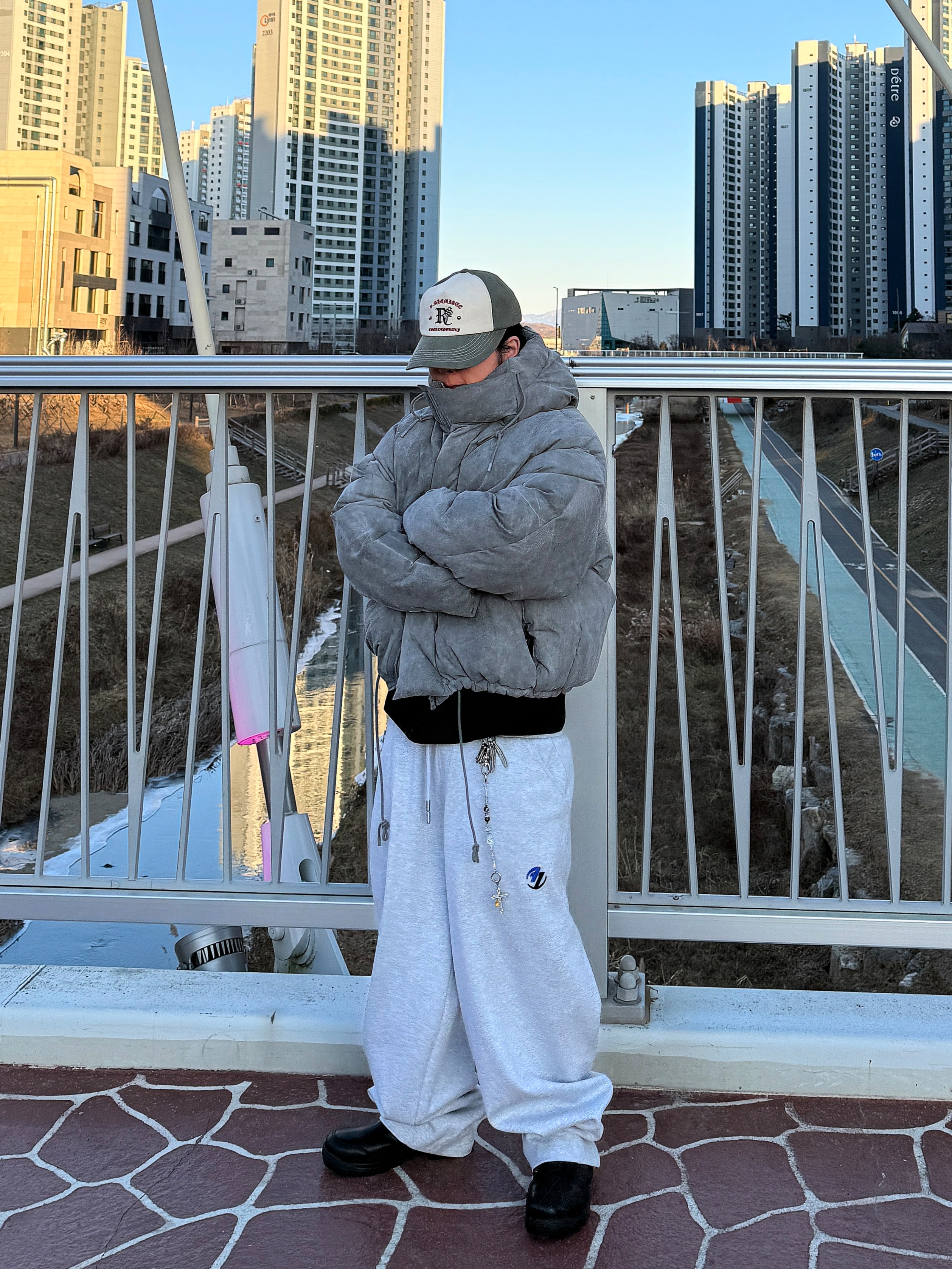 Zara x Ader Error Jogger Pants Grey 착용 스타일 - 2