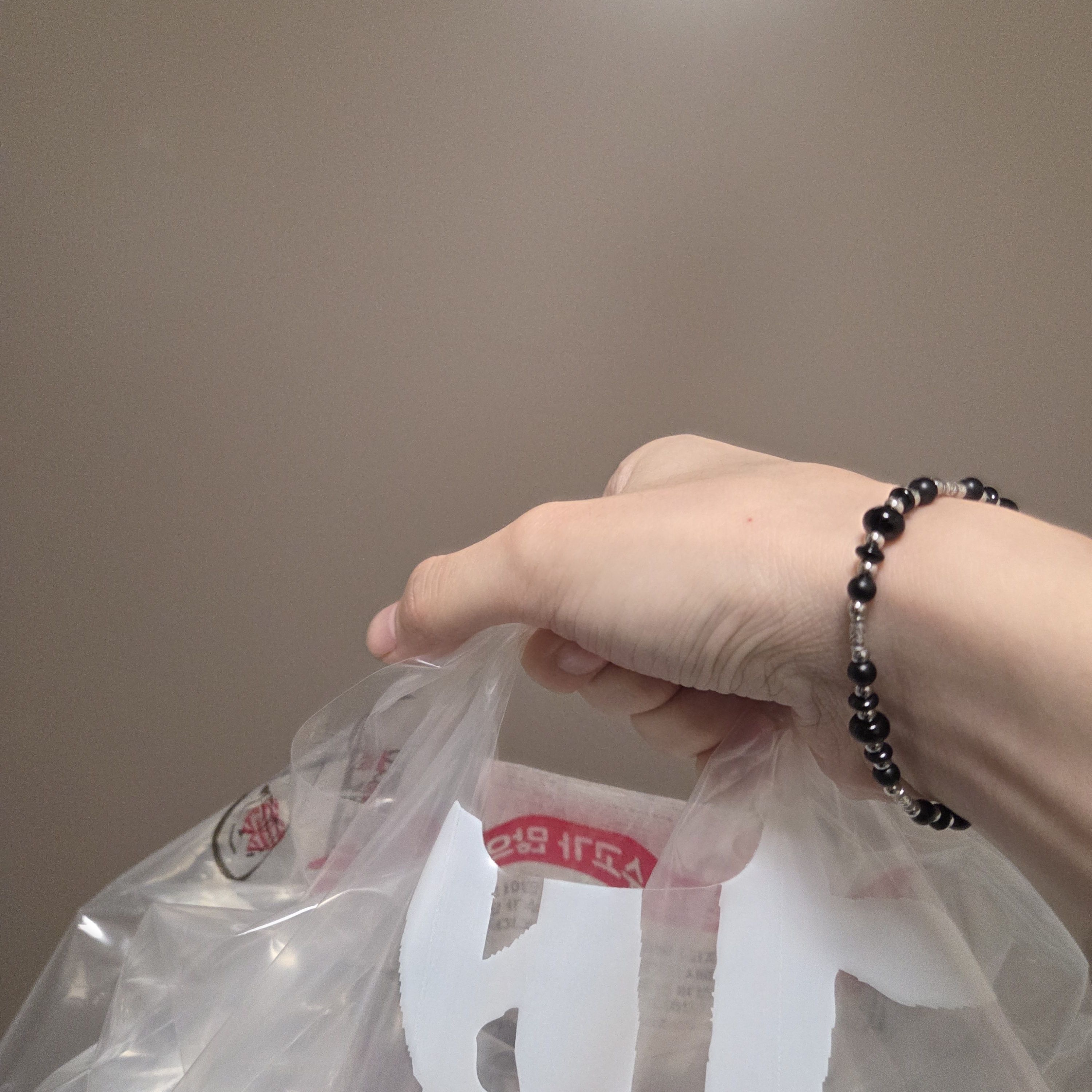 Scudo Garden Karen Beads Bracelet Black 착용 스타일