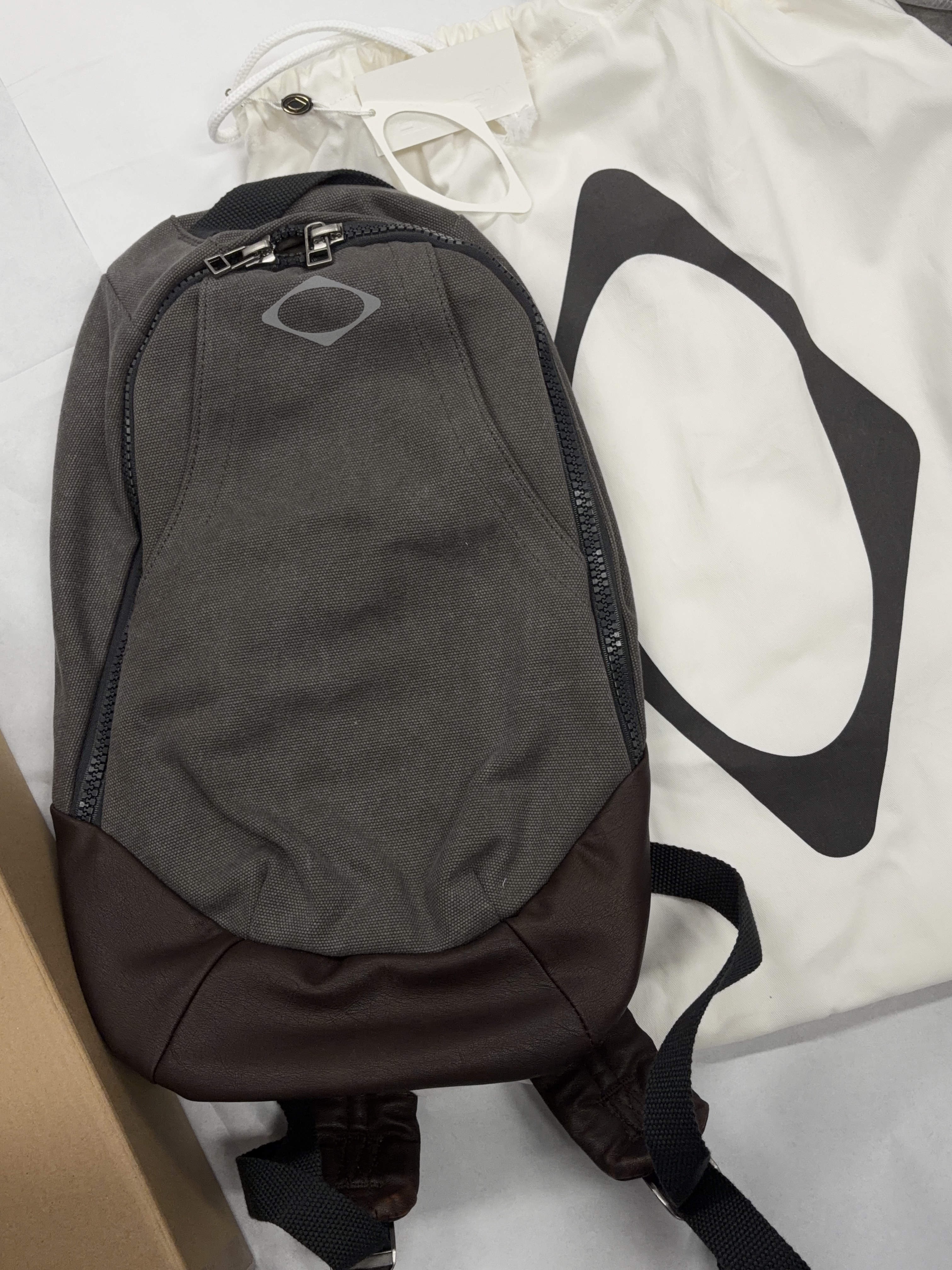 Mischief Outpost Pack Light Khaki, Mischief Outpost Pack Charcoal 착용 스타일 - 2