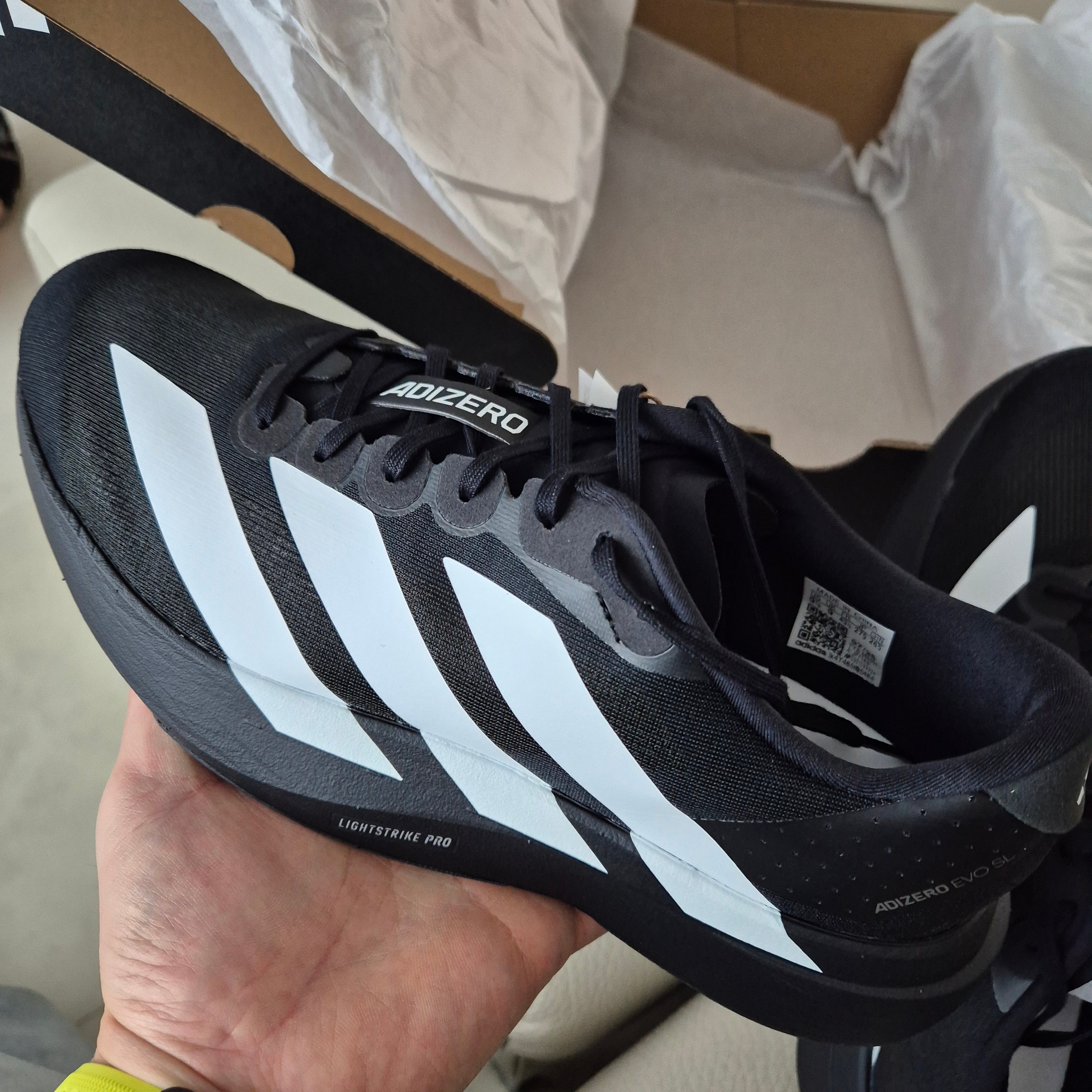 Adidas Adizero EVO SL Core Black Cloud White 착용 스타일 - 1