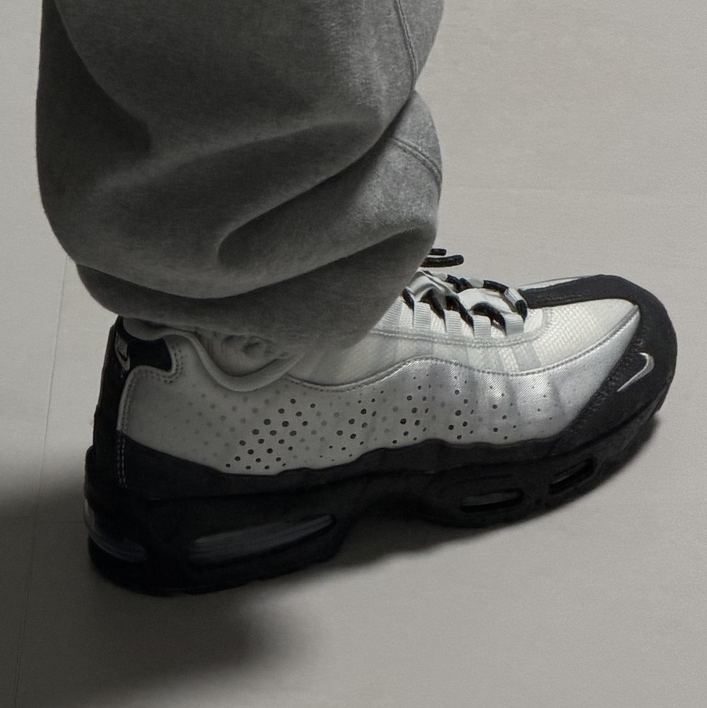 Nike Air Max 95 Big Bubble Seongsu Photon Dust Metallic Silver 착용 스타일 - 2