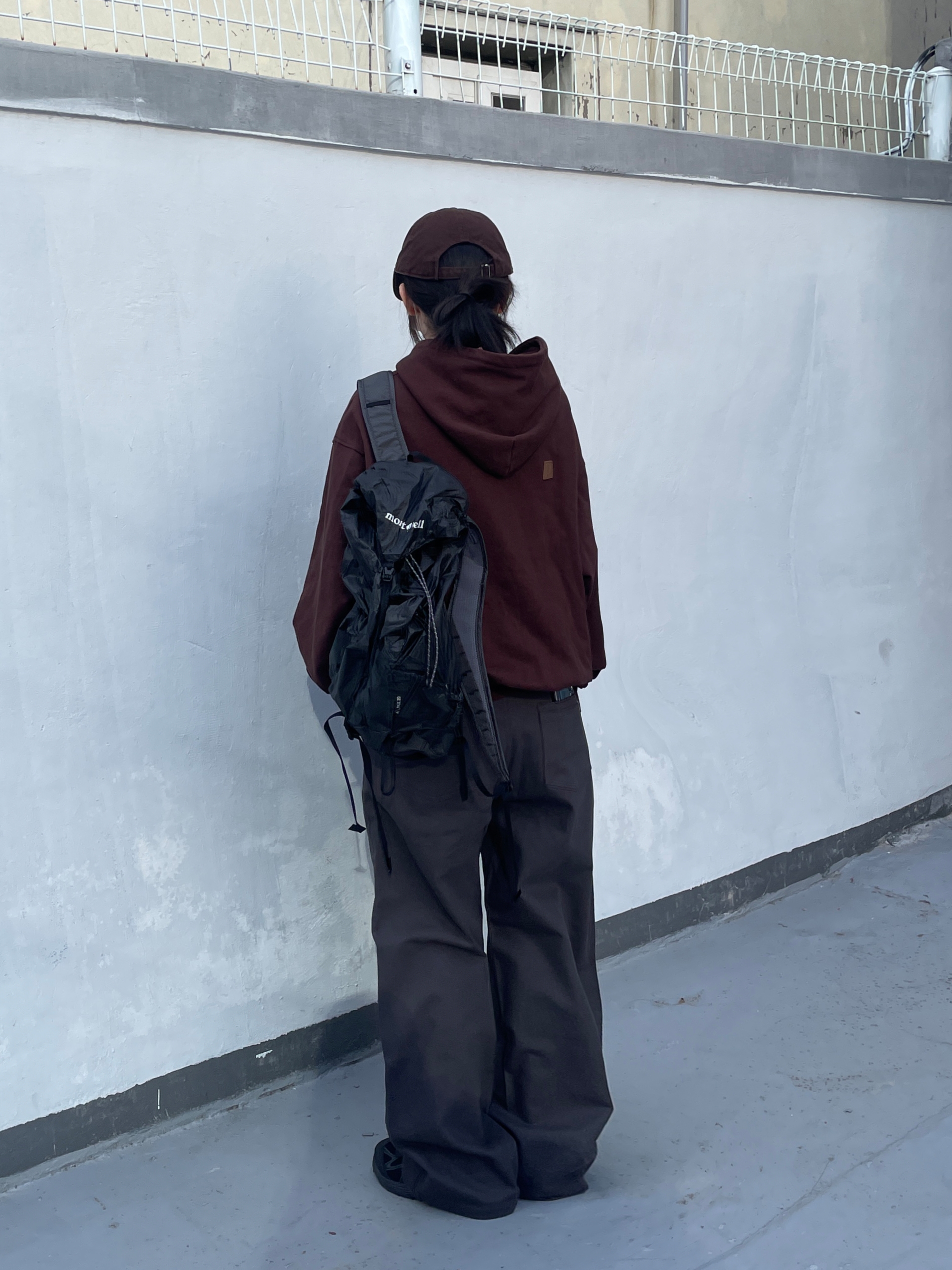 Salomon XT-Whisper Black Asphalt, Montbell Versalite Pack 20 Backpack Gunmetal Dark Gray 착용 스타일 - 3