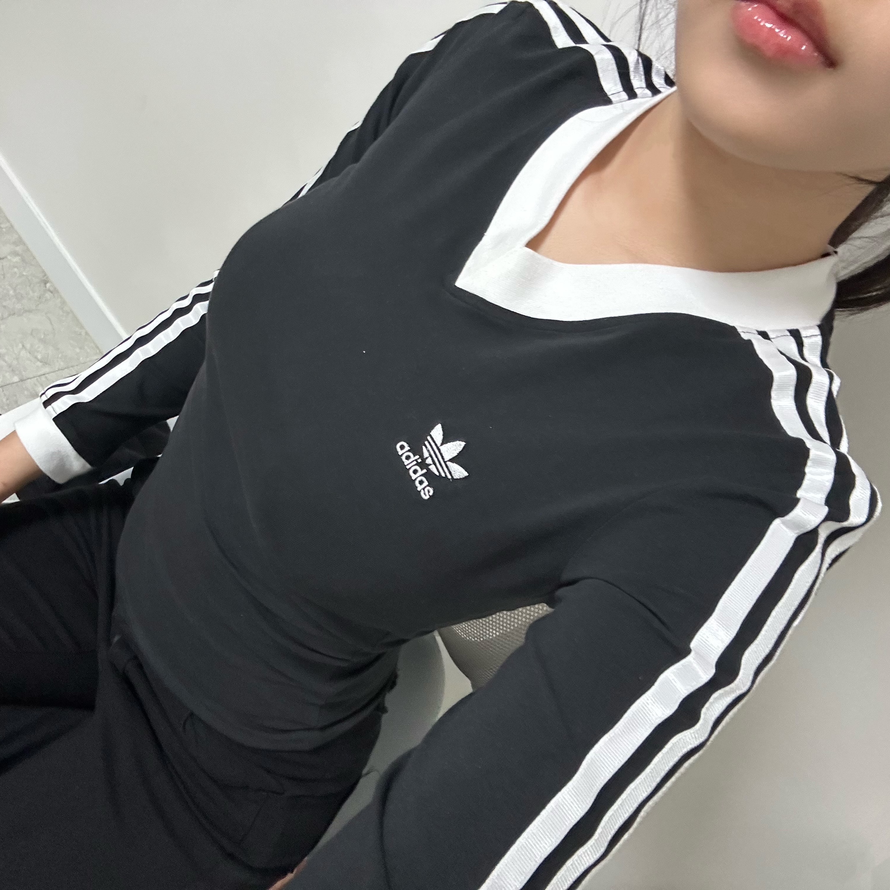 (W) Adidas V-Neck Long Sleeve T-Shirt Black - KR Sizing 착용 스타일