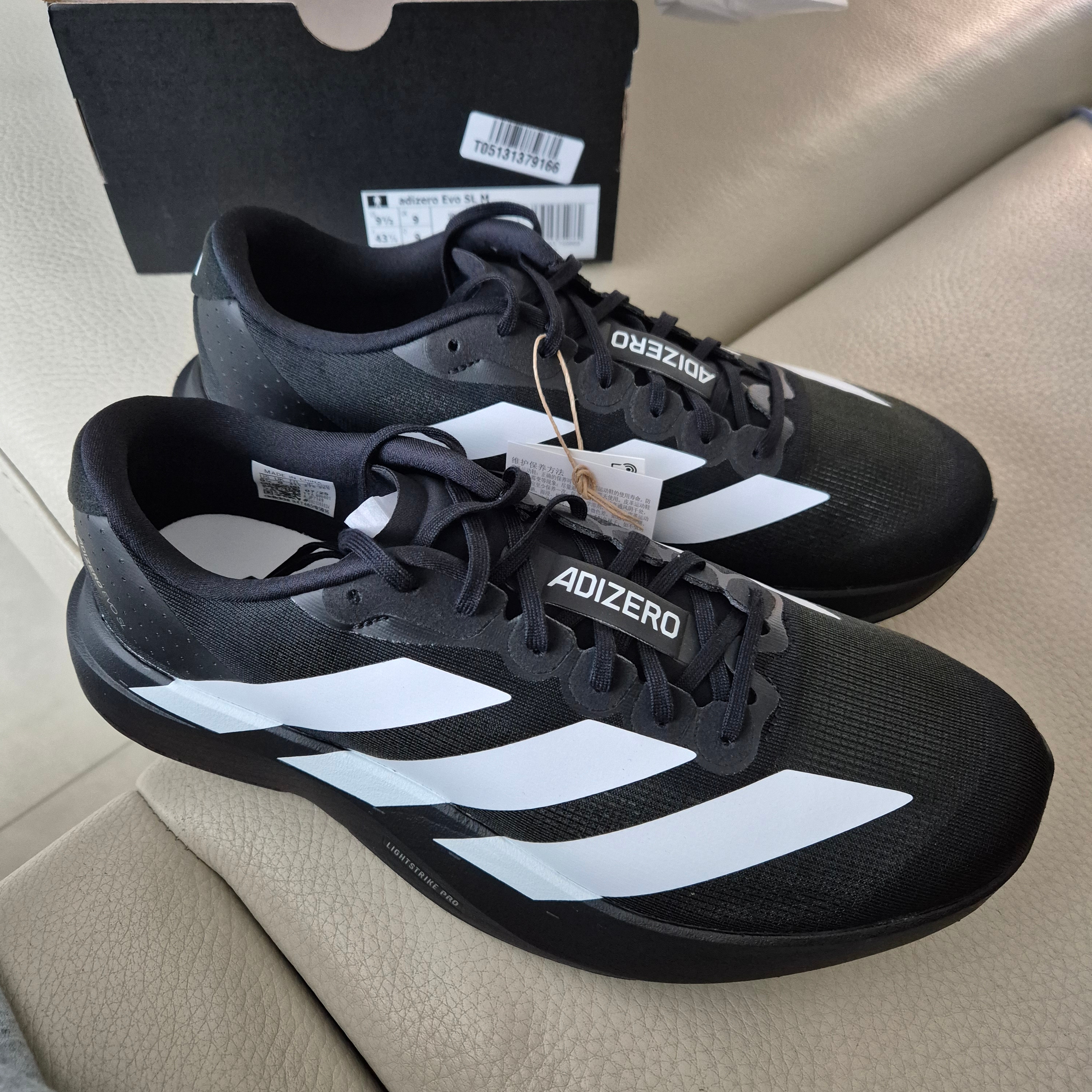 Adidas Adizero EVO SL Core Black Cloud White 착용 스타일 - 2