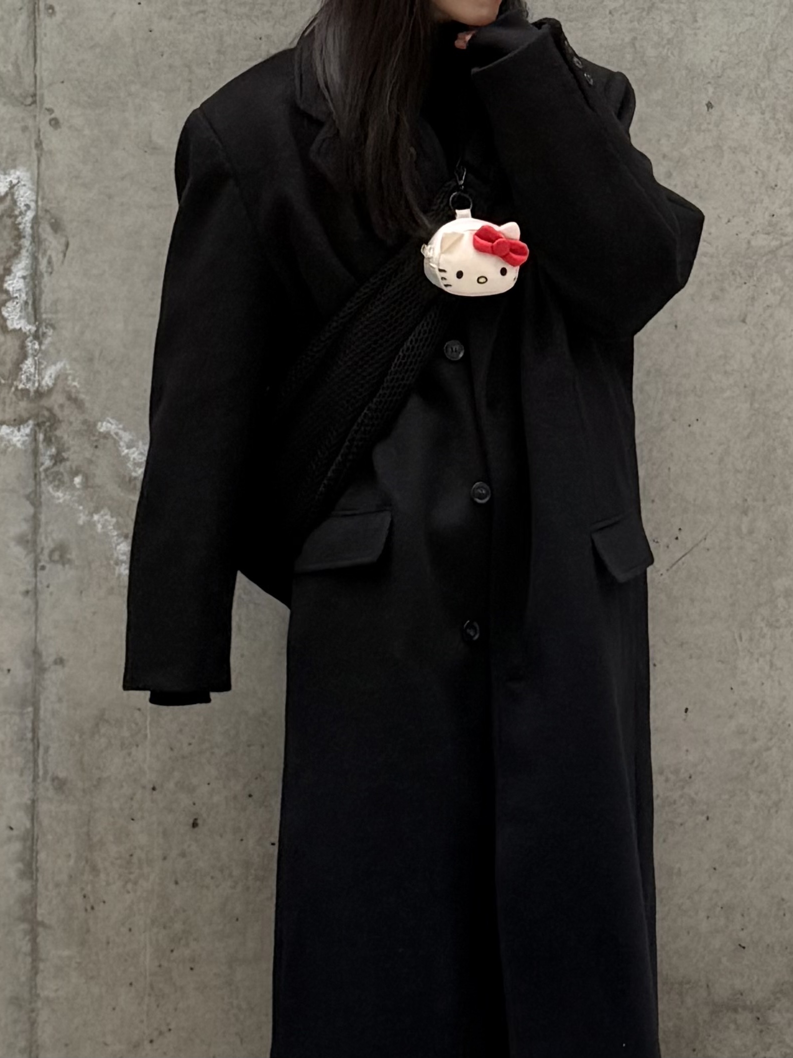 Baggu x Sanrio Hello Kitty Charm White, Nike x Comme des Garcons Homme Plus ACG Mountain Fly 2 Low Black 착용 스타일 - 1