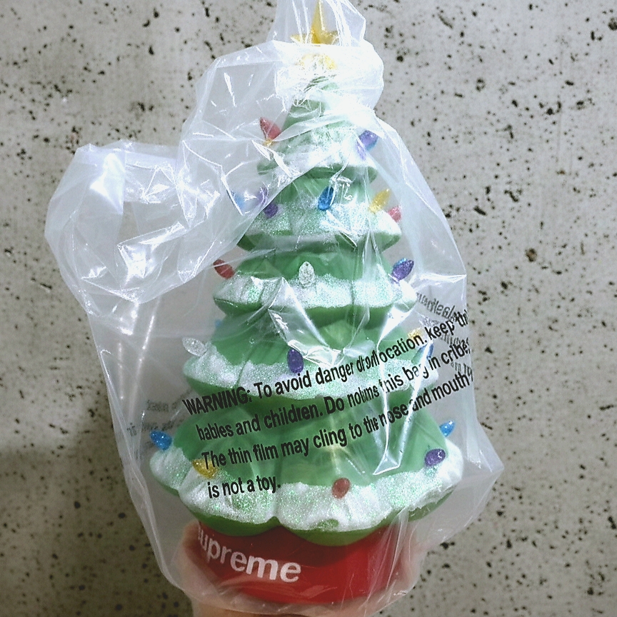 Supreme 15\" Holiday Tree グリーン 🎄🎄🎄🎄🎄 15” Holiday Tree. • • • #worldfamous #supreme