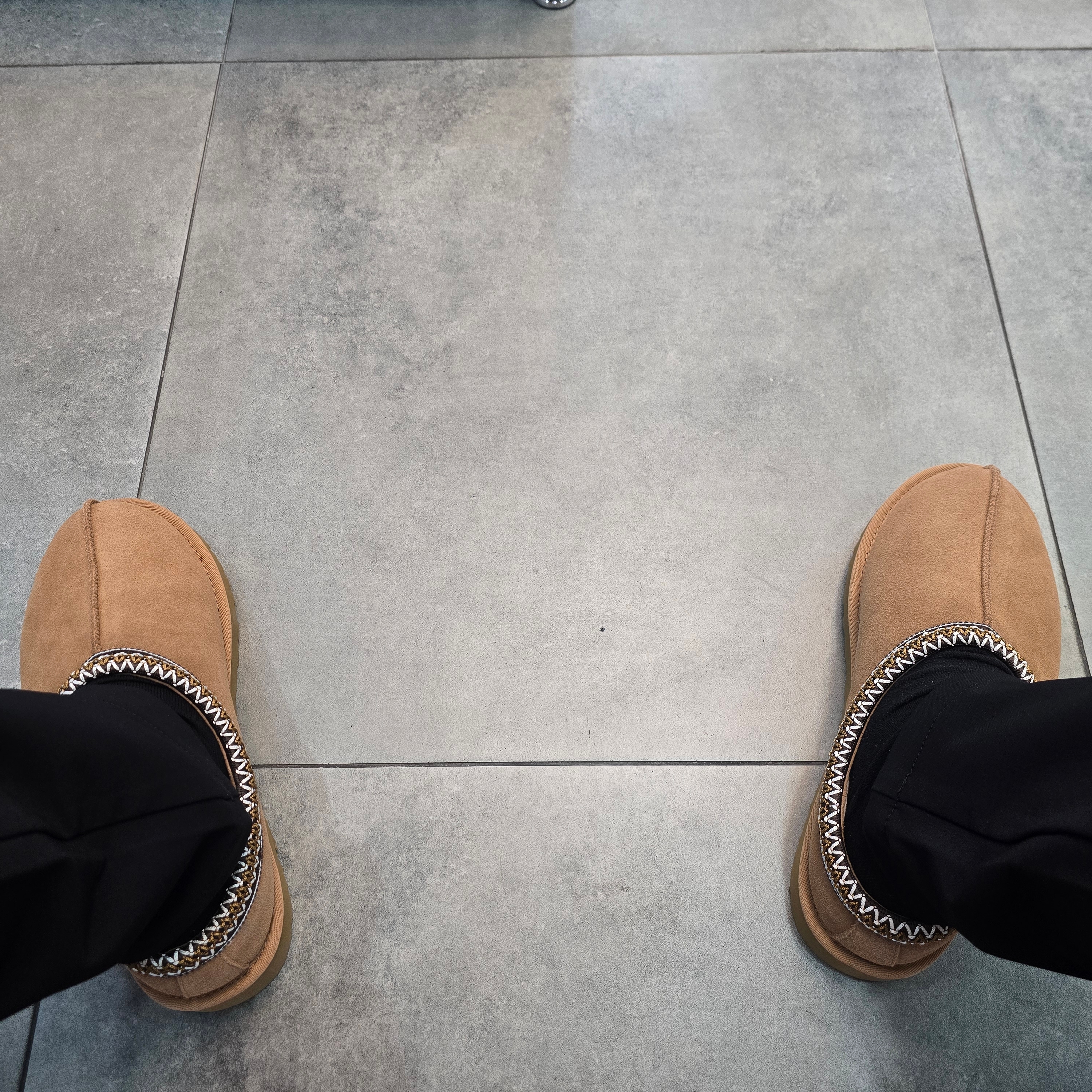 UGG Tasman Slipper Chestnut 착용 스타일