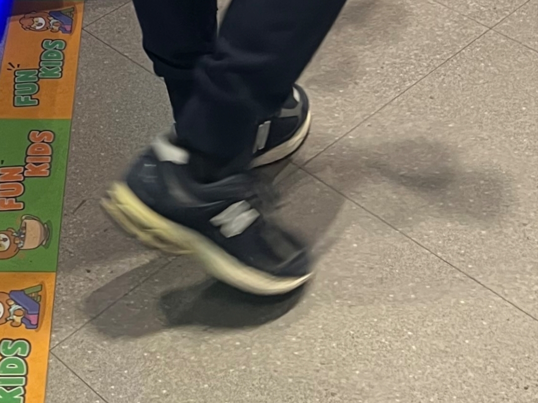 New Balance 2002R Eclipse Castlerock 착용 스타일