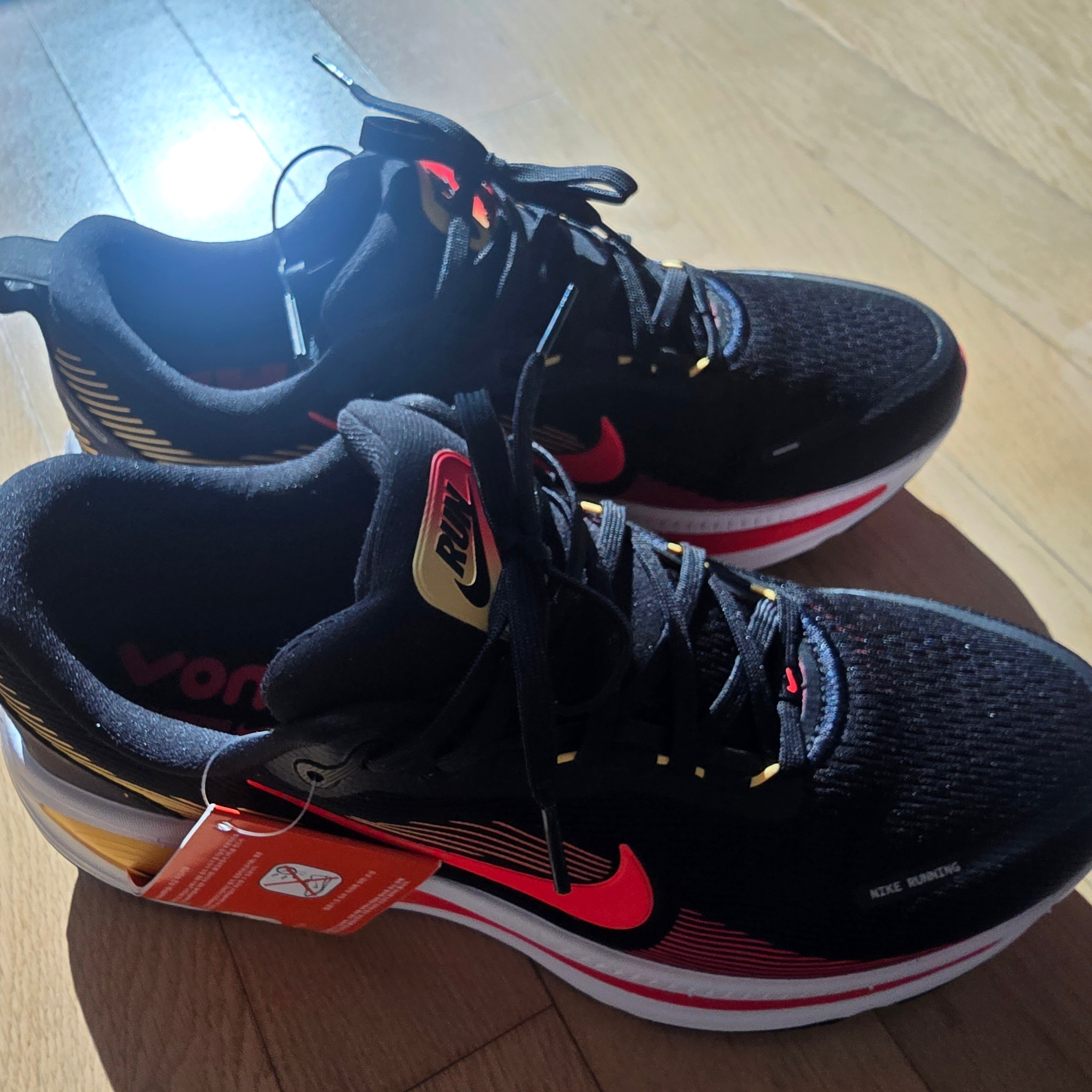 Nike Vomero 18 Black Light Crimson 착용 스타일
