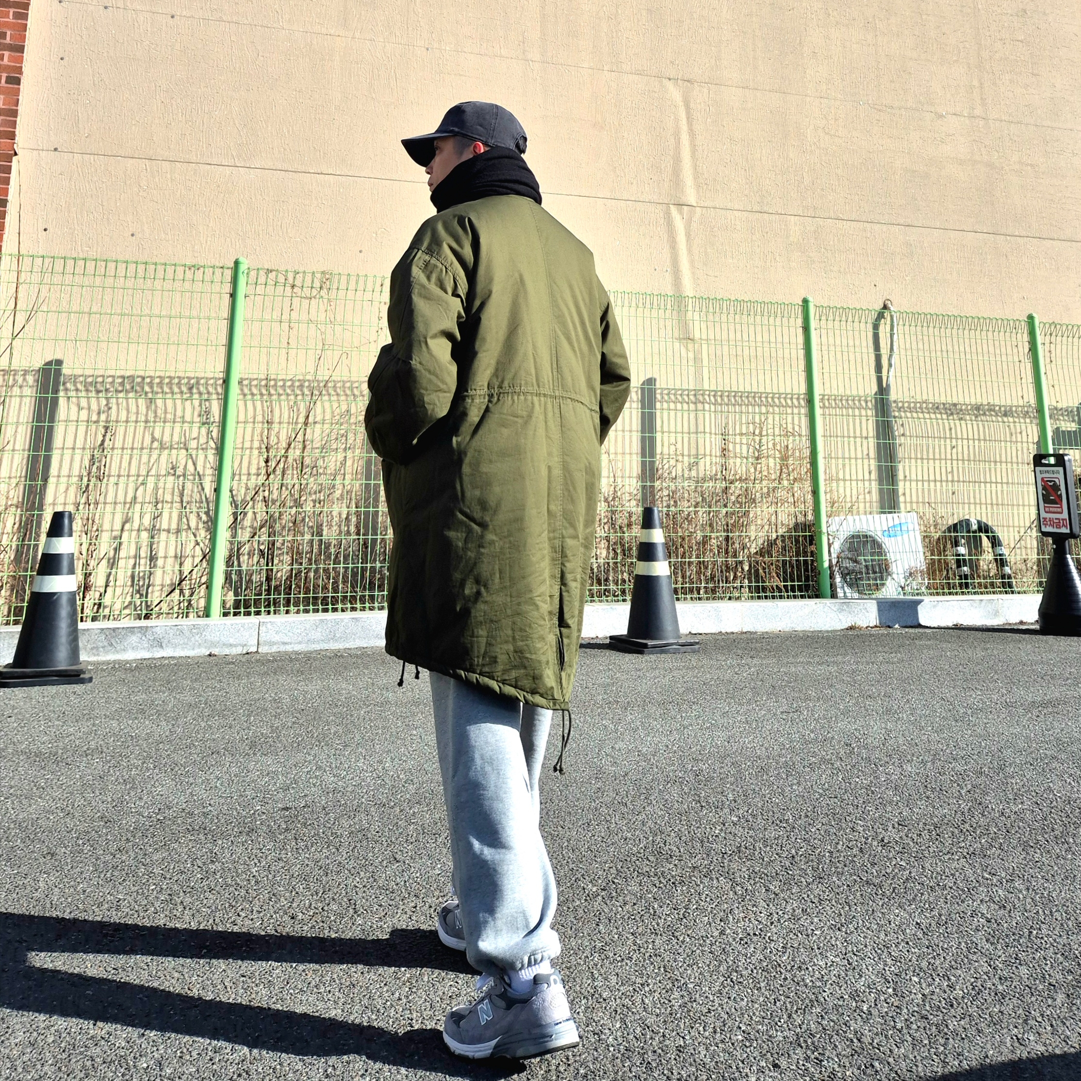 New Balance 993 Made in USA Grey - D Standard, Nike Solo Swoosh Fleece Open Hem Pants Dark Grey Heather Light Smoke Grey - Asia 착용 스타일 - 2