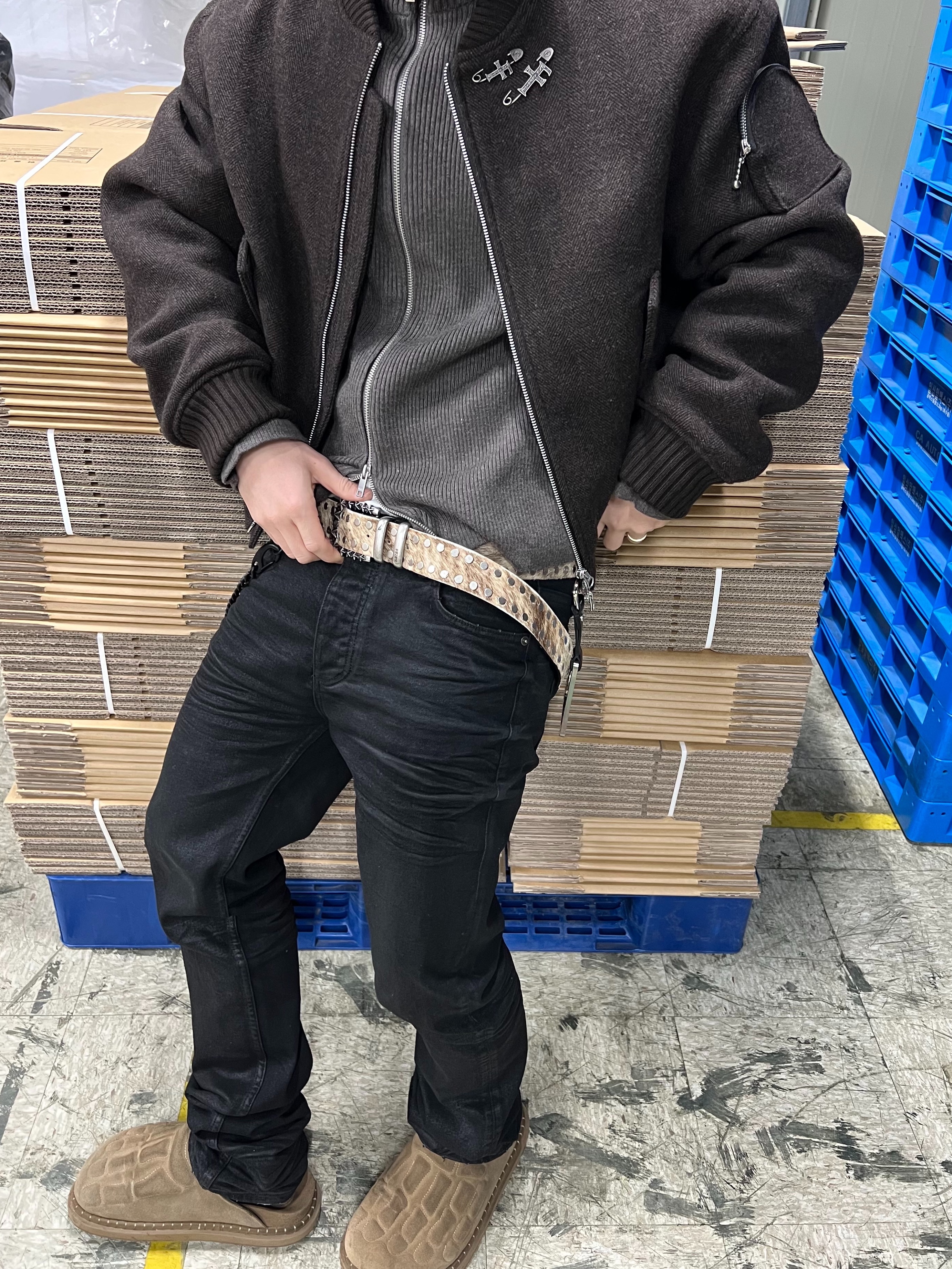 Kinchi x Yiyae Bone Mule Camel, Undermycar Black Bold Chain Slim Straight Wax Coated Jeans Black 착용 스타일 - 4
