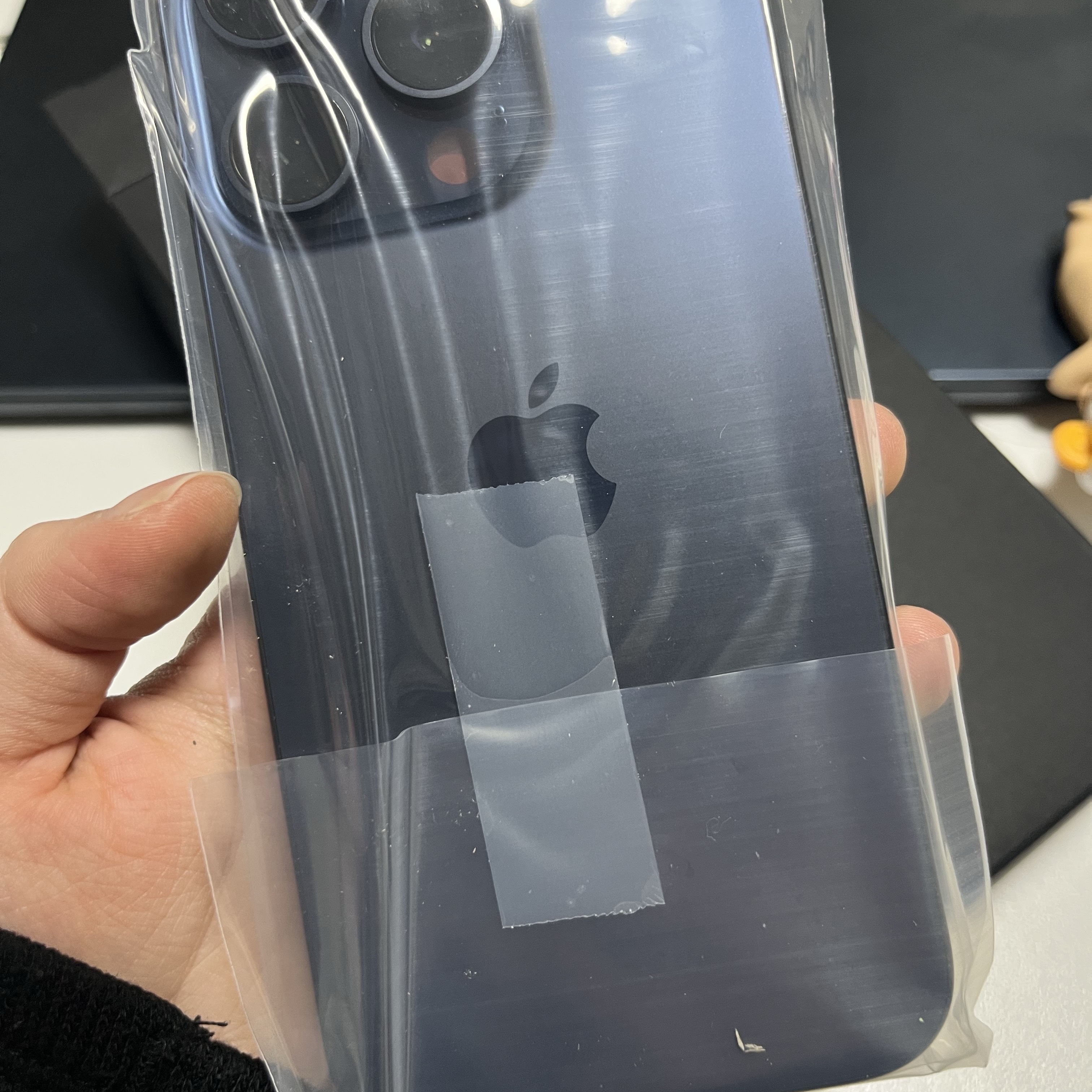 [S등급] Refurbished iPhone 15 Pro 128GB Blue Titanium 착용 스타일