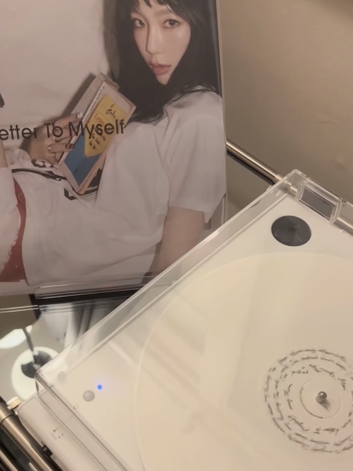 Taeyeon 6th Mini Album Letter To Myself LP White 착용 스타일