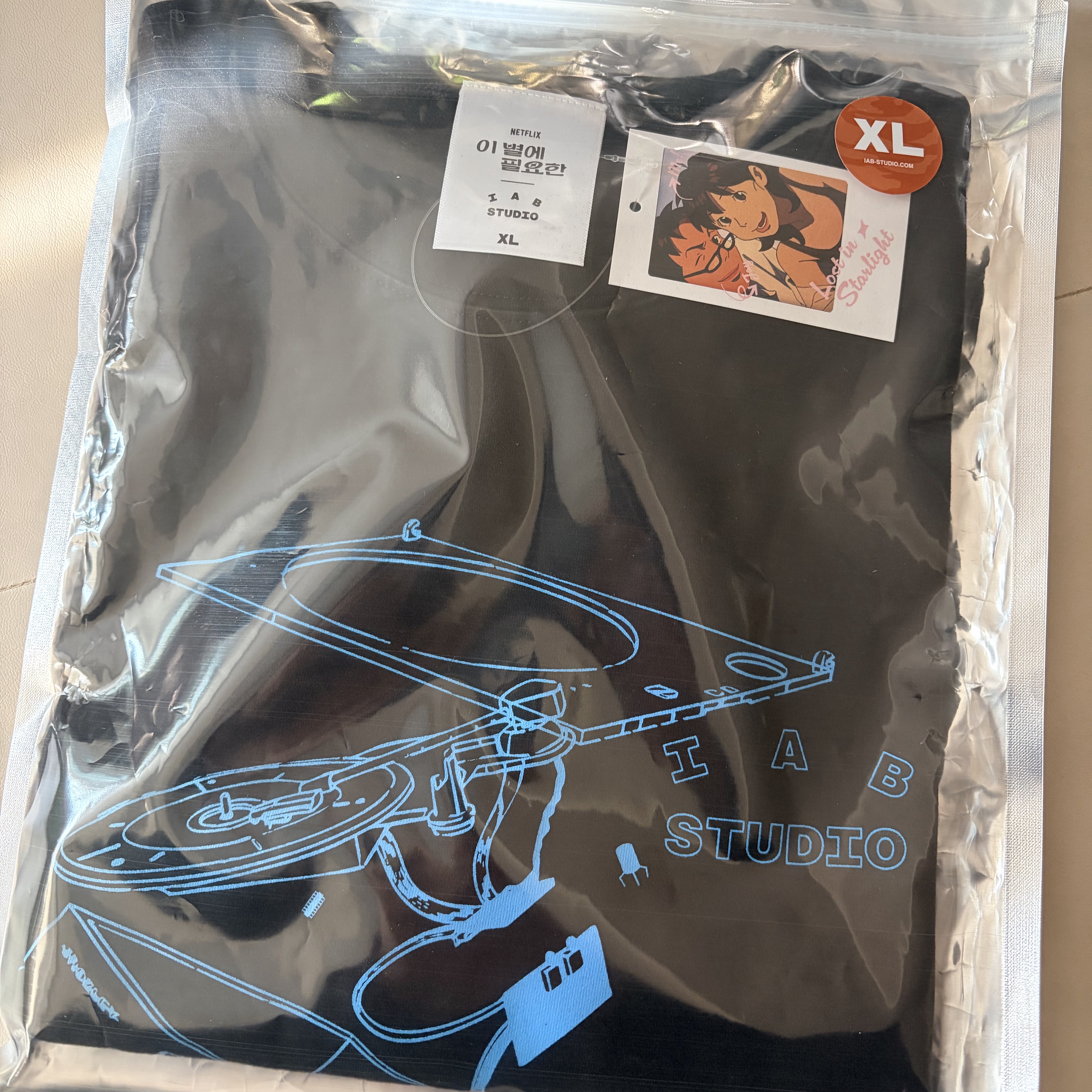 IAB Studio x Lost in Starlight Jay Longsleeve Black Cyan 착용 스타일